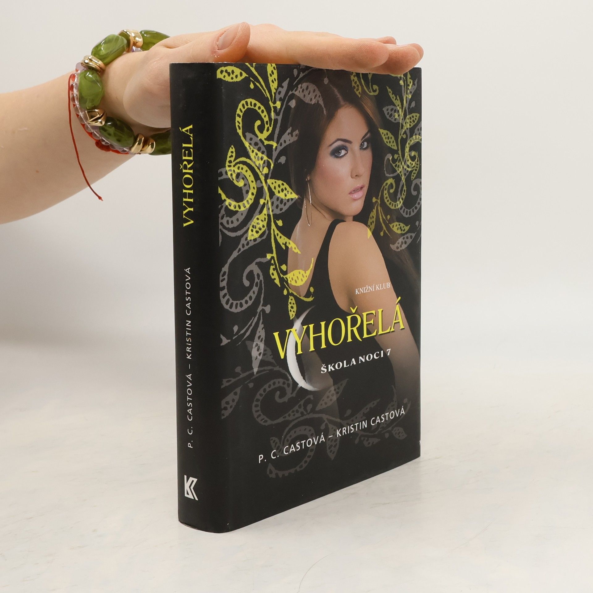 P. C. Cast Škola noci 7. Vyhořelá