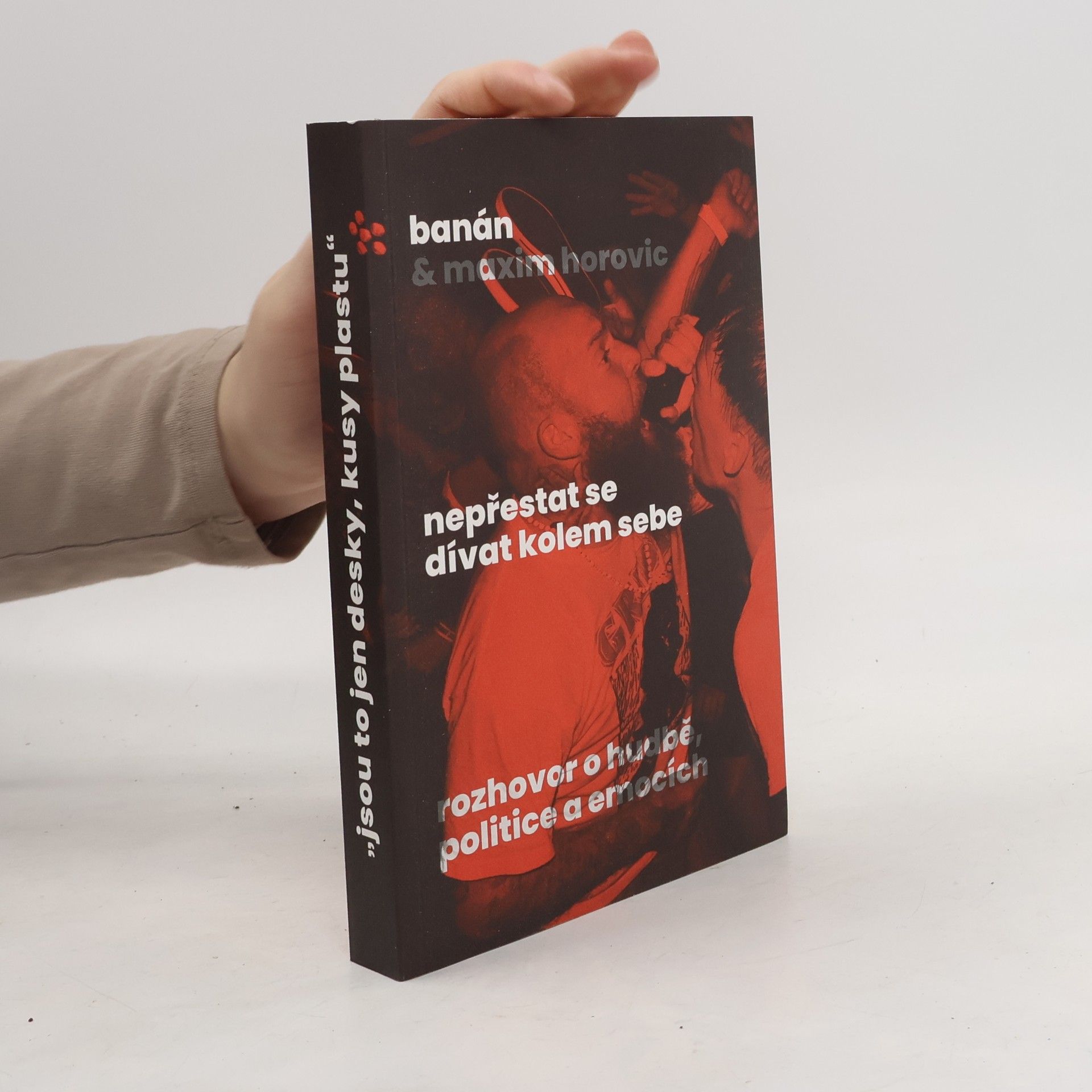 Nepřestat se dívat kolem sebe : rozhovor o hudbě, politice a emocích