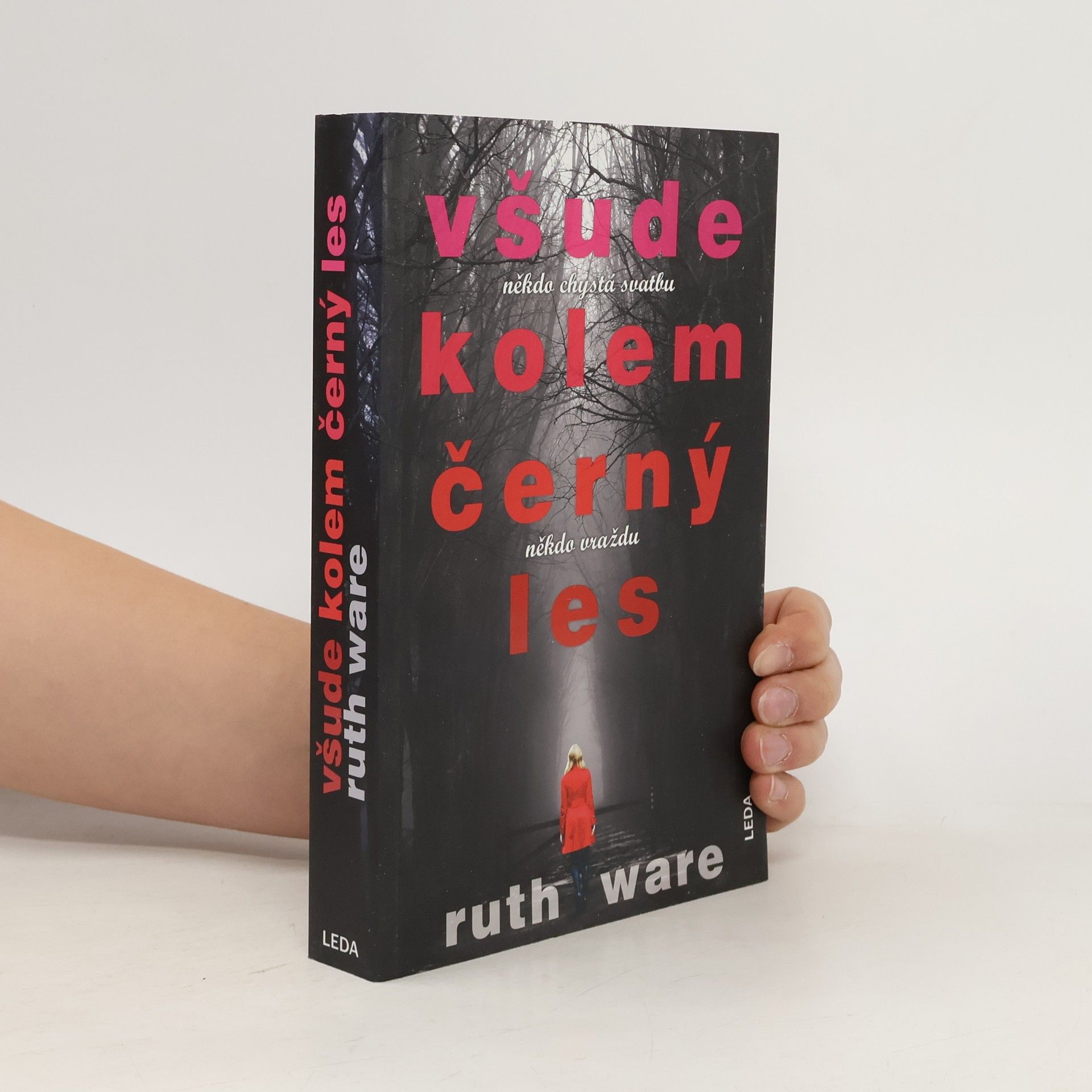 Ruth Ware Všude kolem černý les. Někdo chystá svatbu, někdo vraždu