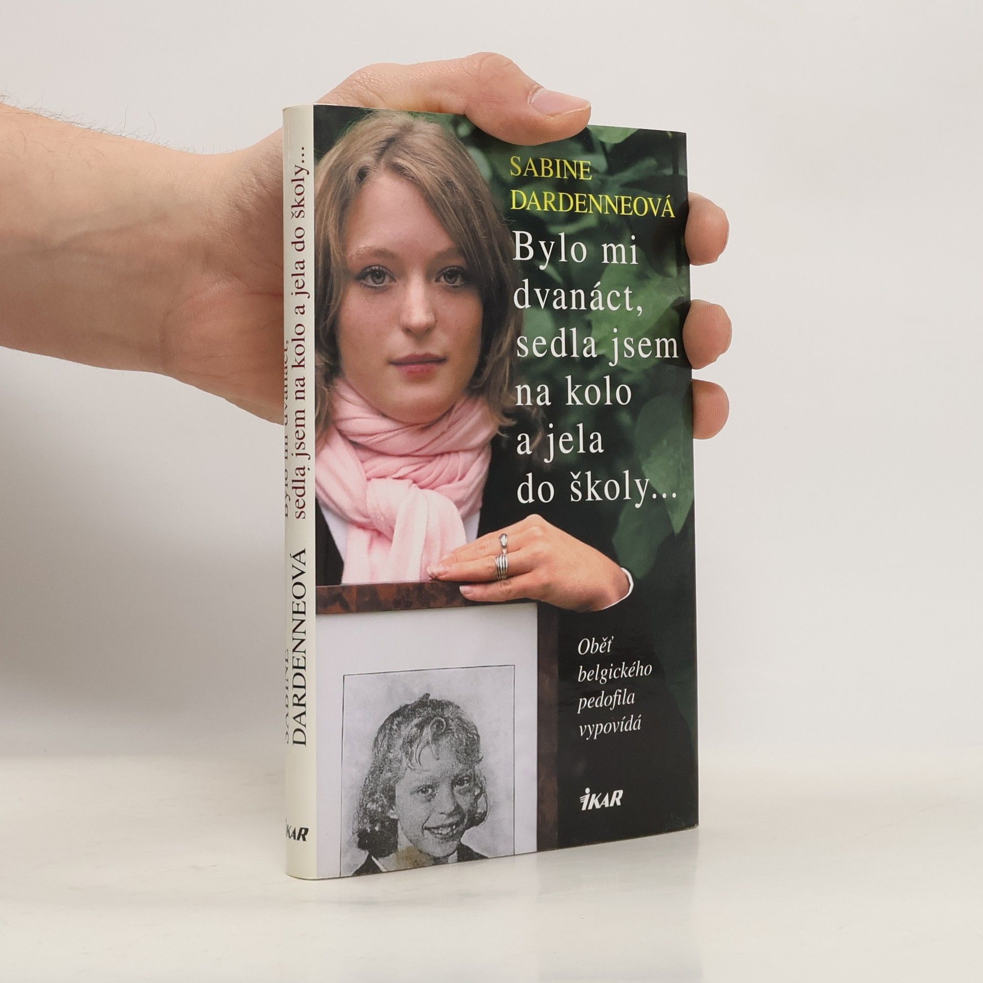 Bylo mi dvanáct, sedla jsem na kolo a jela do školy...