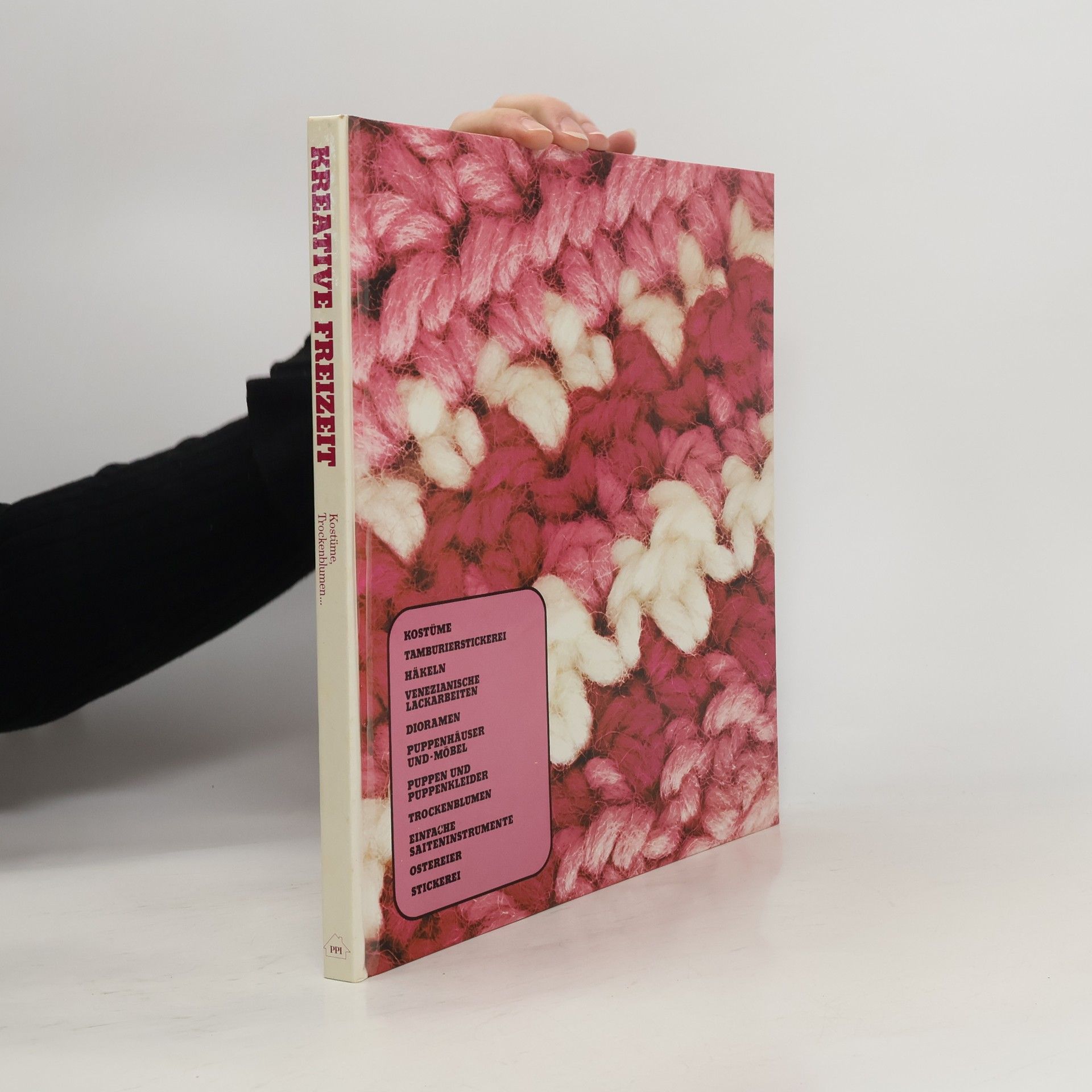 Kostüme, Tamburierstickerei, Häkeln, venezianische Lackarbeiten, Dioramen, Puppenhäuser und -möbel, Puppen und Puppenkleider, getrocknete Blumen, einfache Saiteninstrumente, Ostereier, Stickerei