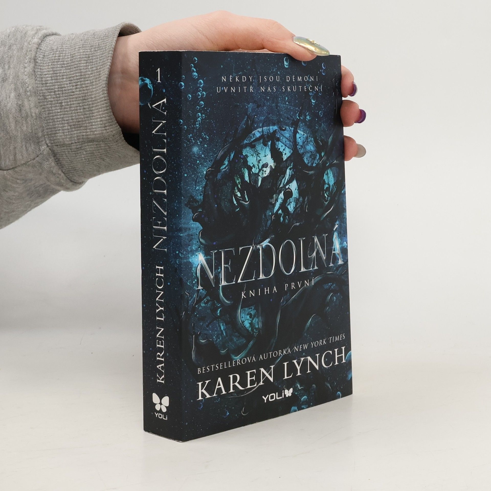 Nezdolná. Kniha první