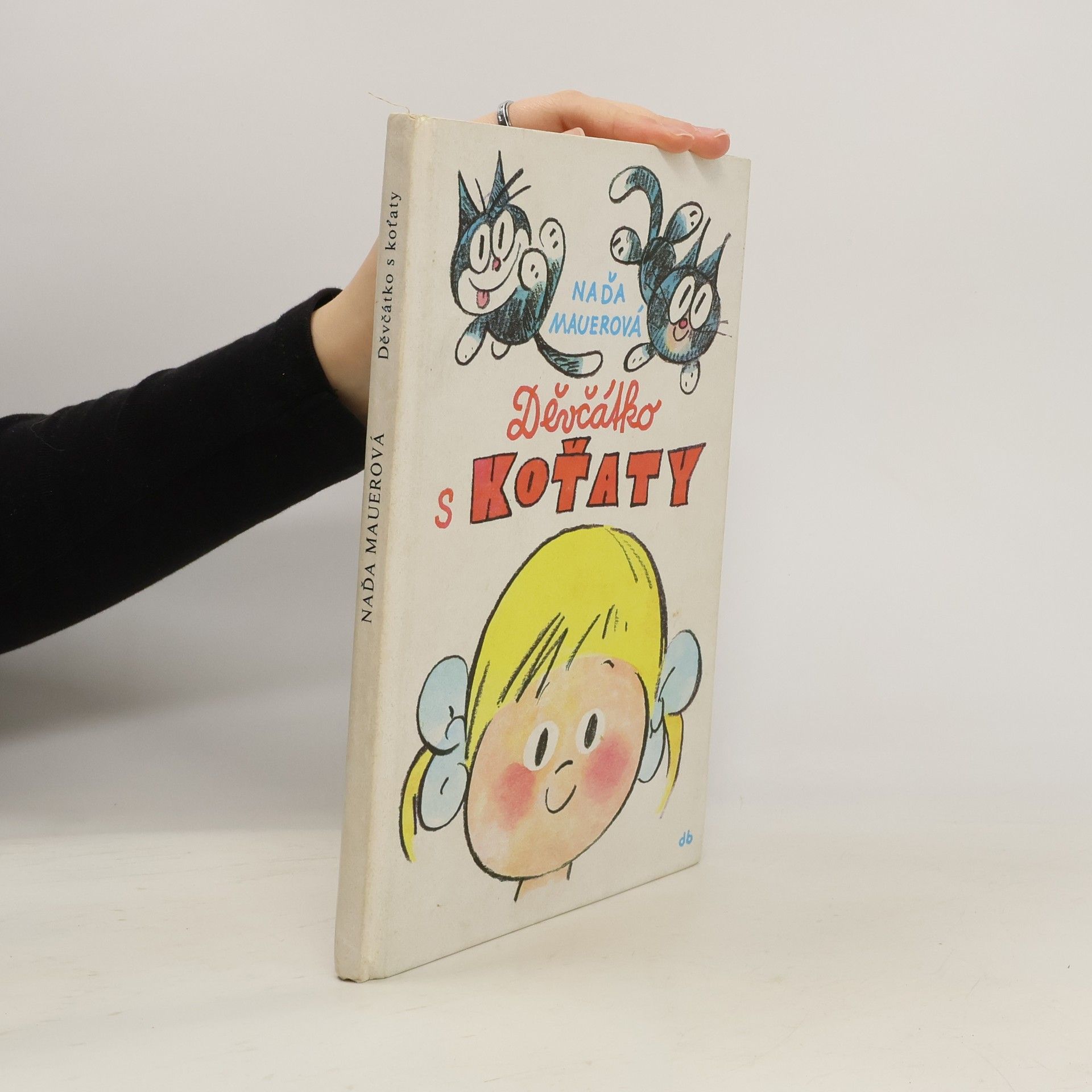 Děvčátko s koťaty