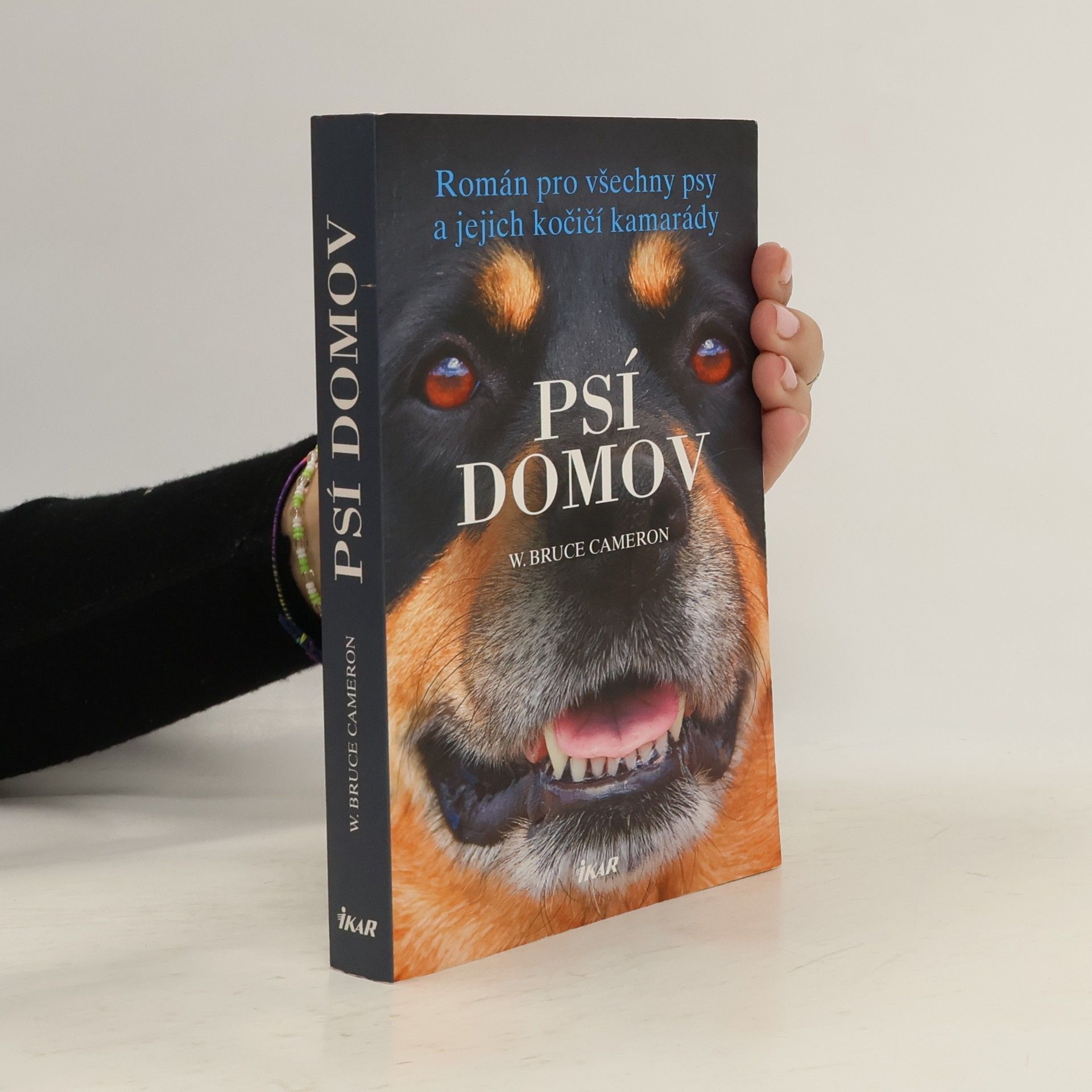 Psí domov: Román pro všechny psy a jejich kočičí kamarády