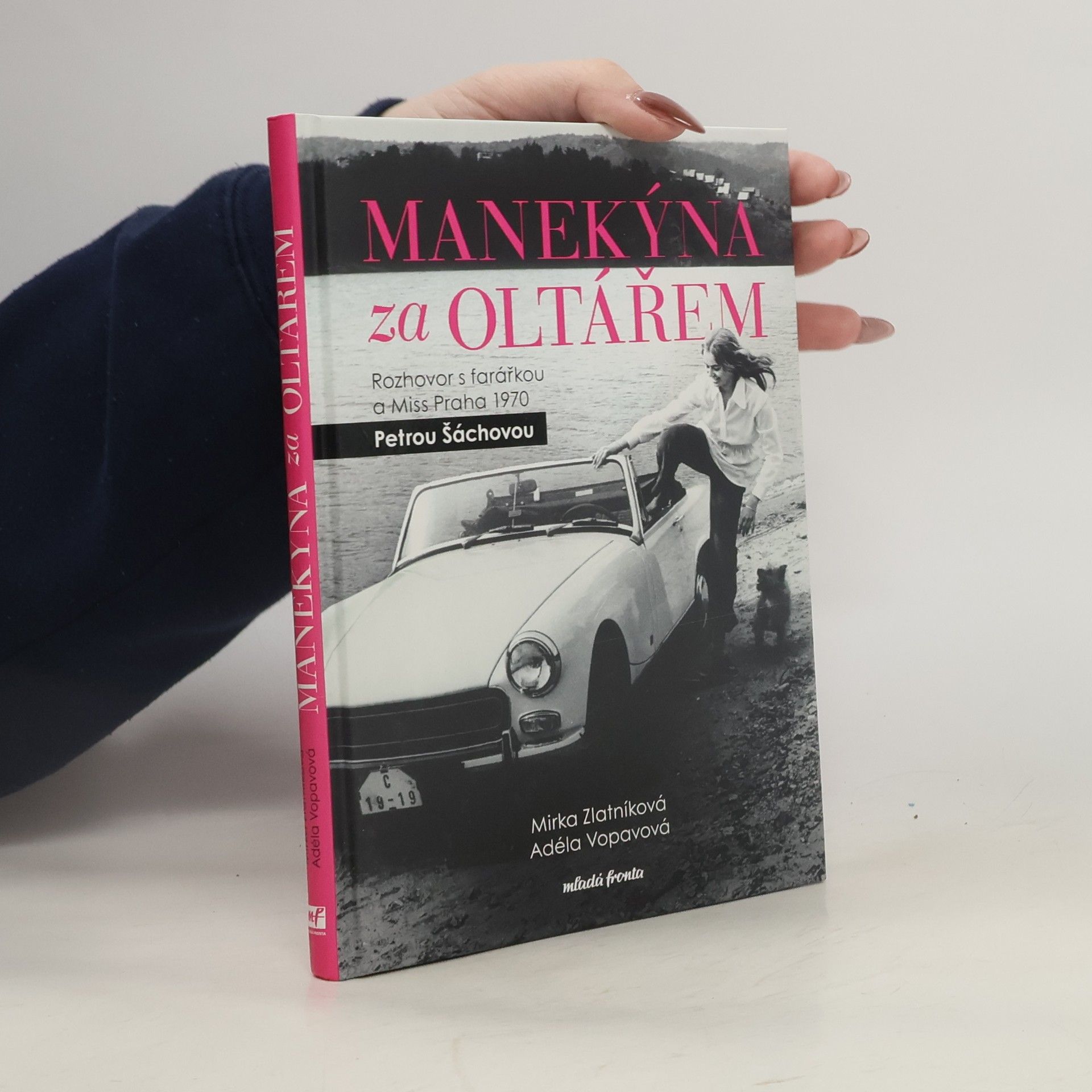 Manekýna za oltářem