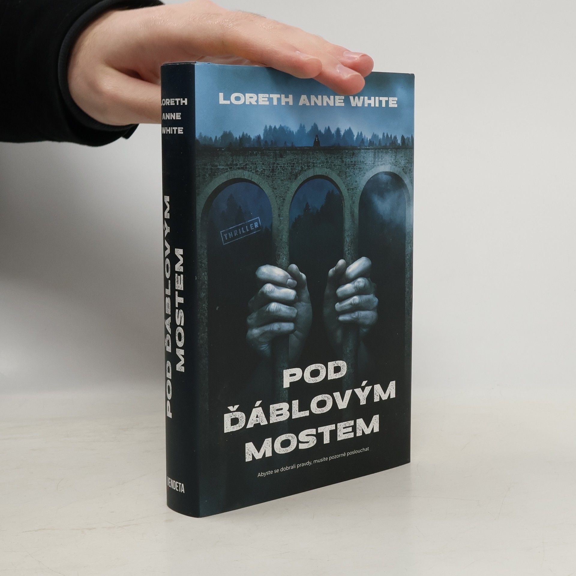 Loreth Anne White Pod ďáblovým mostem