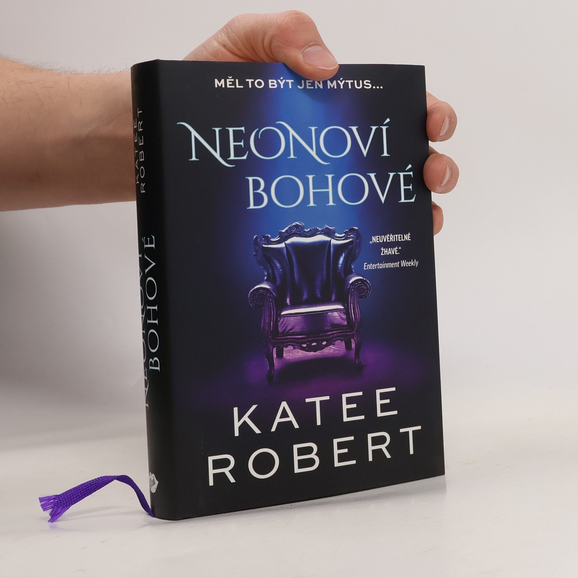 Katee Robert Neonoví bohové