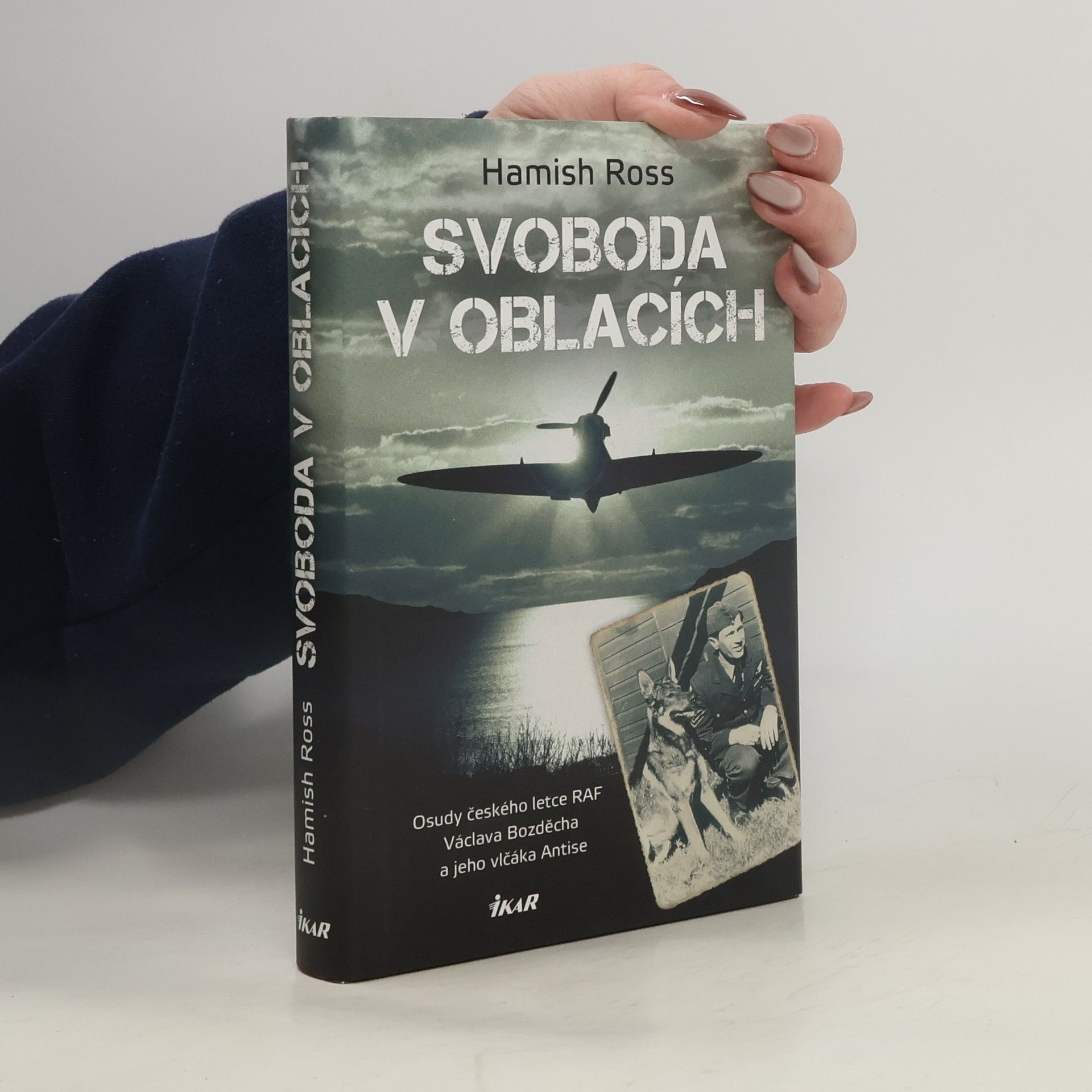 Hamis Ross Svoboda v oblacích - Osudy českého letce RAF Václava Bozděcha a jeho vlčáka Antise