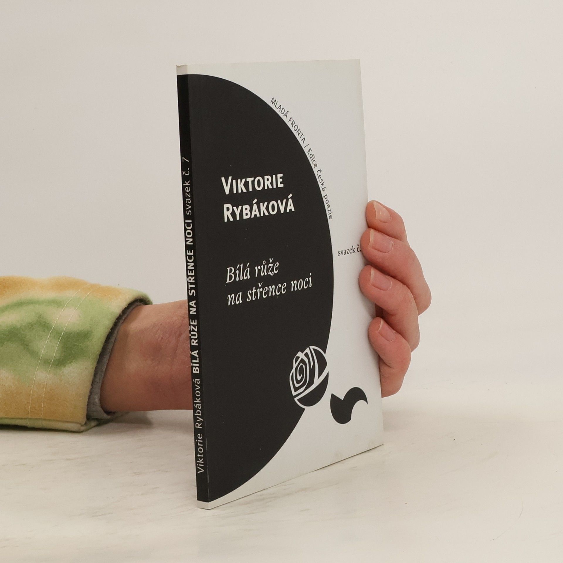 Viktorie Rybáková Bílá růže na střence noci