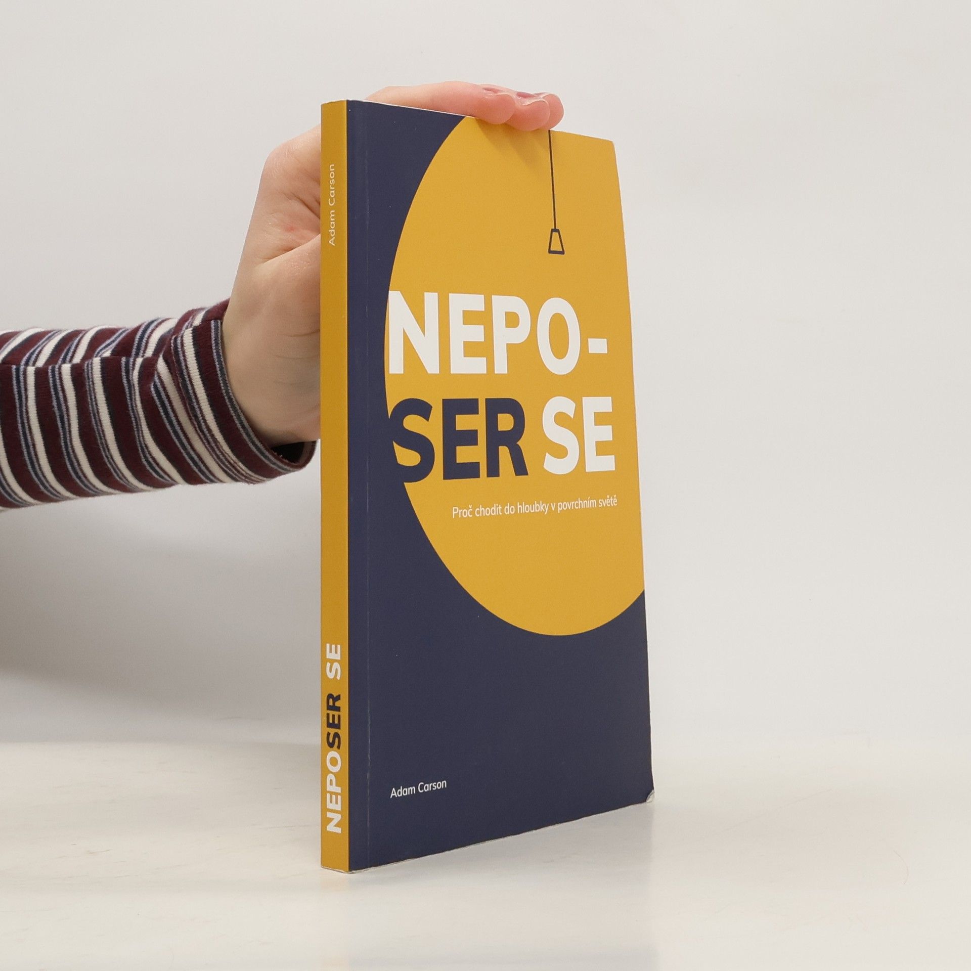 Adam Carson Neposer se : proč chodit do hloubky v povrchním světě