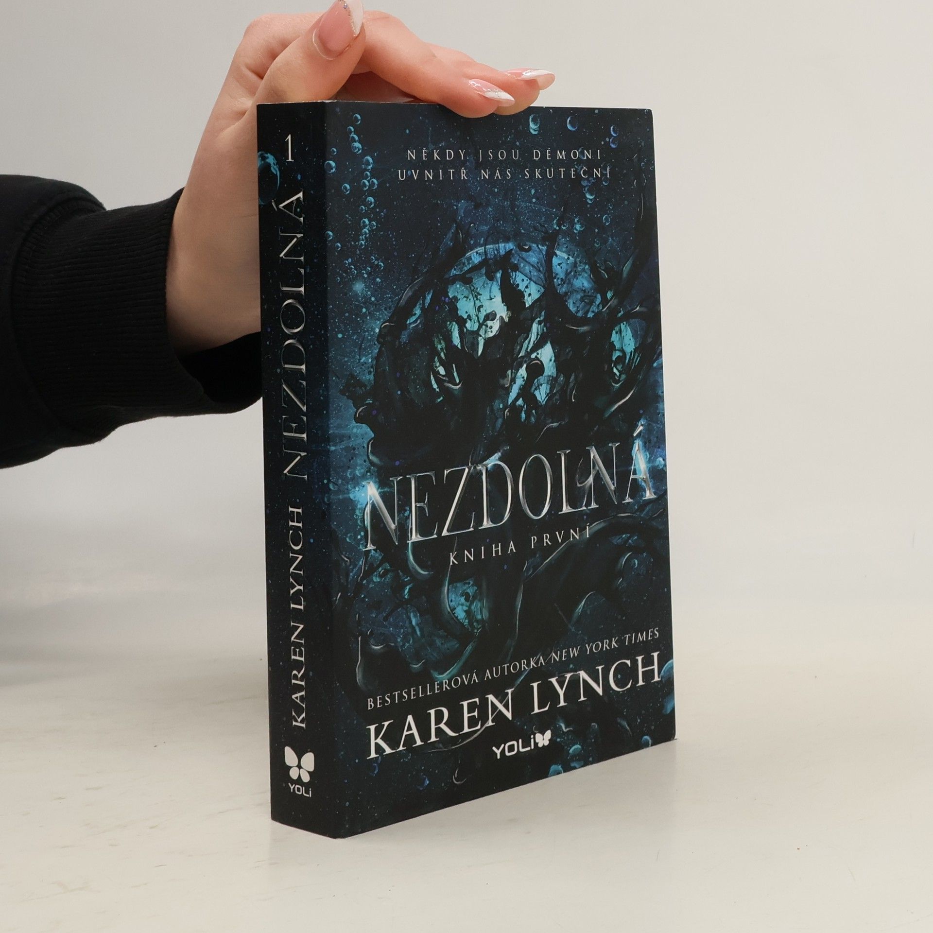 Karen Karen A. Lynch Nezdolná. Kniha první