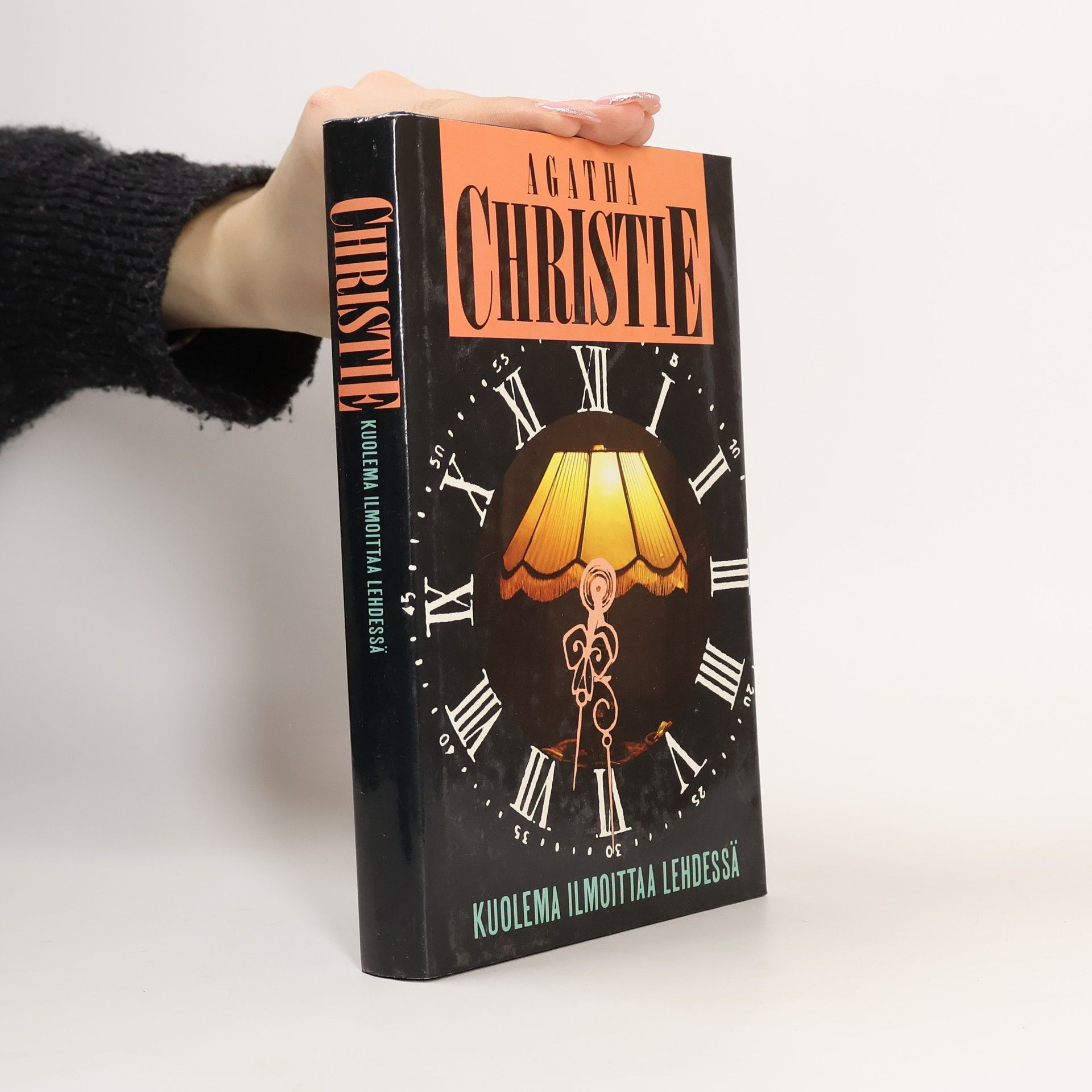 Agatha Christie Kuolema ilmoittaa lehdessä