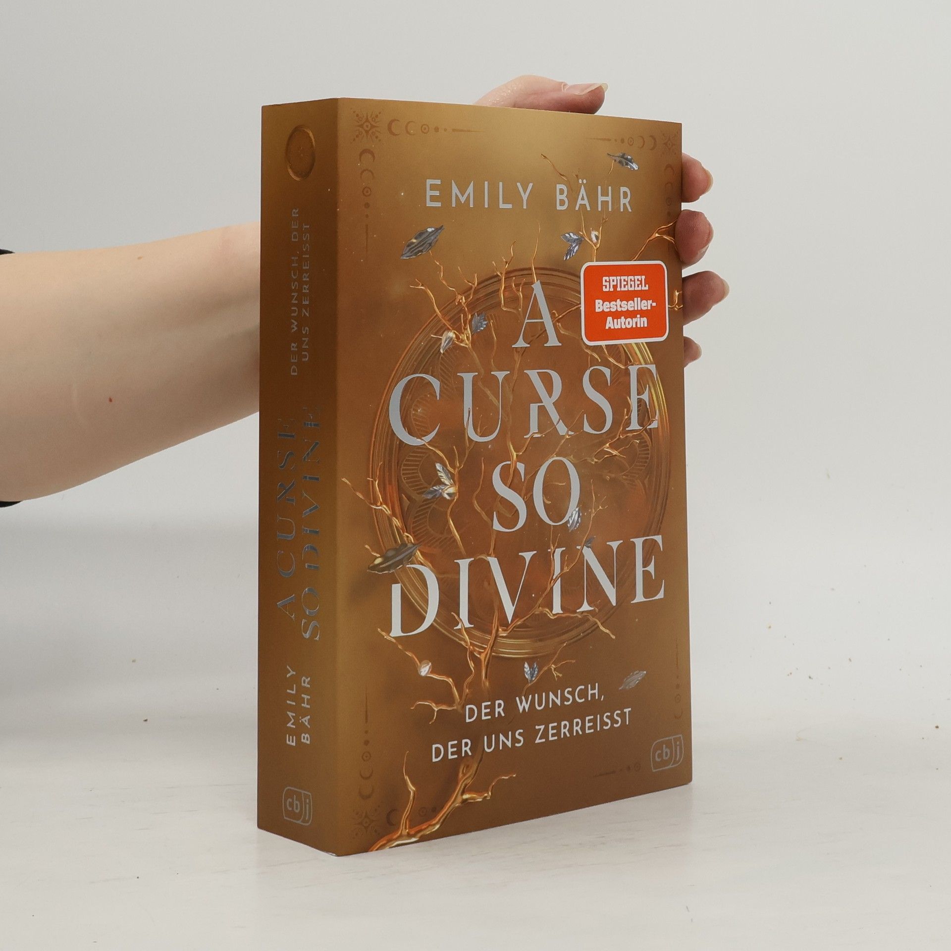 Emily Bähr Die A-Curse-so-Divine-Reihe - 2: A Curse so Divine – Der Wunsch, der uns zerreißt