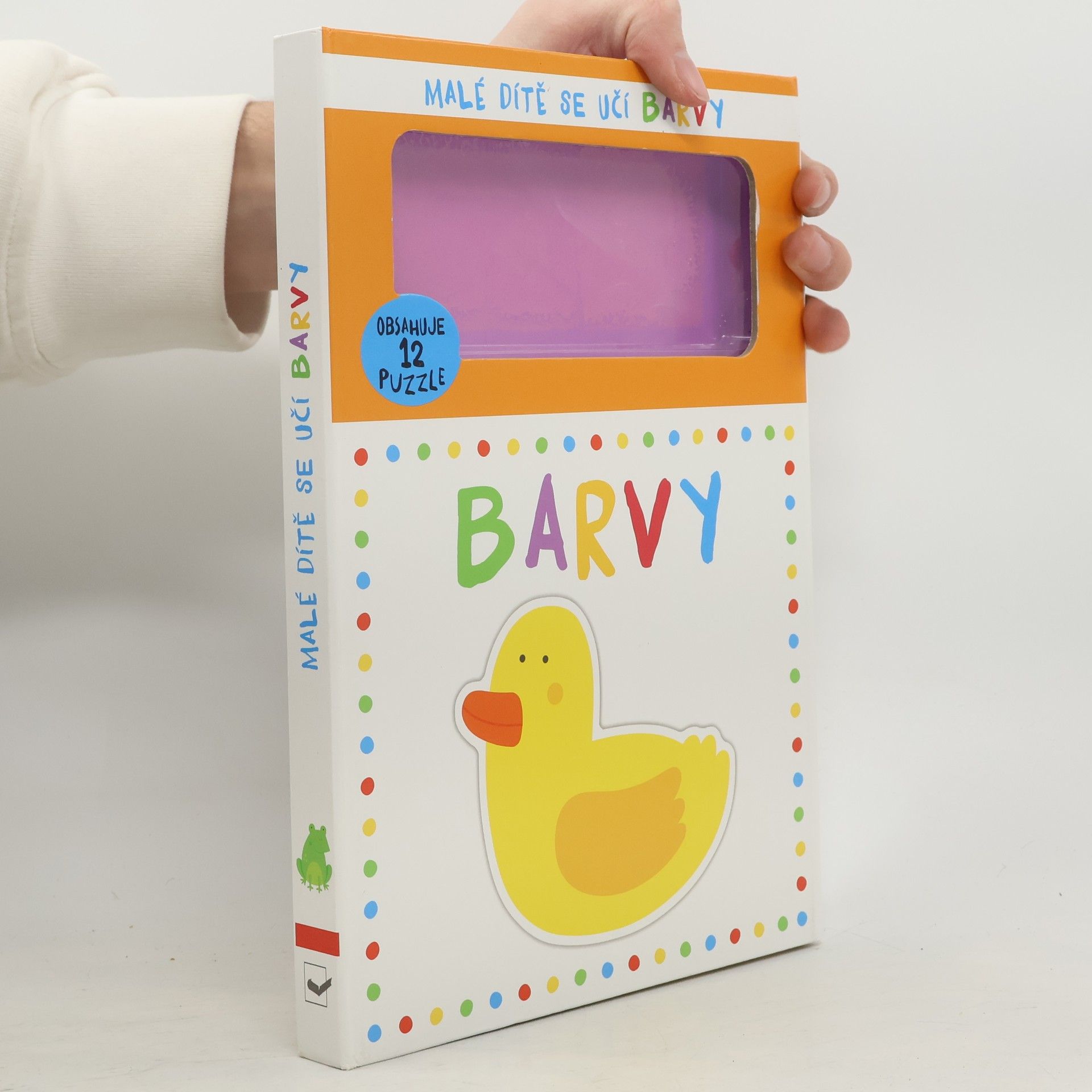 Malé dítě se učí barvy