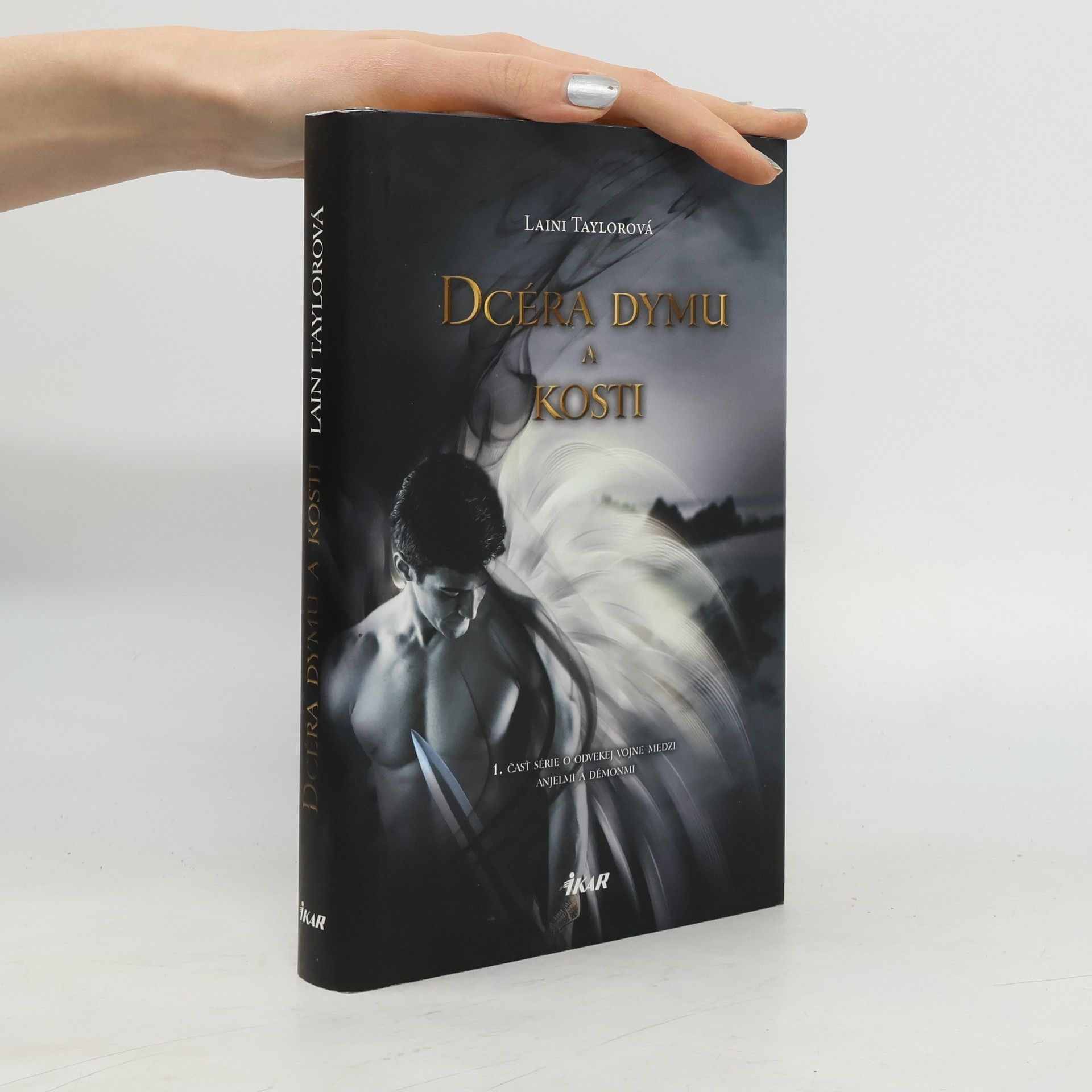 Laini Taylor Dcéra dymu a kostí