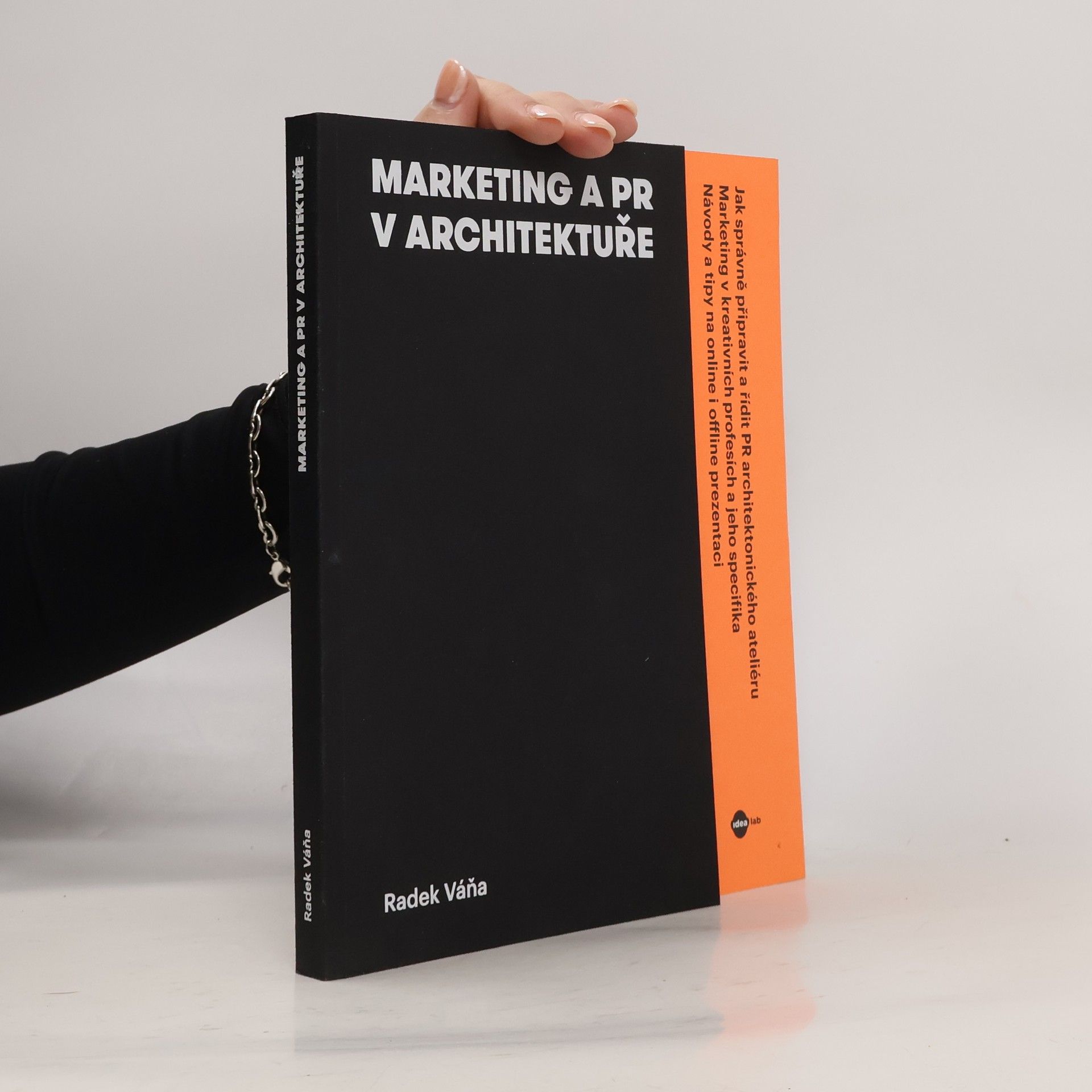 Radek Váňa Marketing a PR v architektuře : jak správně připravit a řídit PR architektonického ateliéru : marketing v kreativních profesích a jeho specifika : návody a tipy na online i offline prezentaci