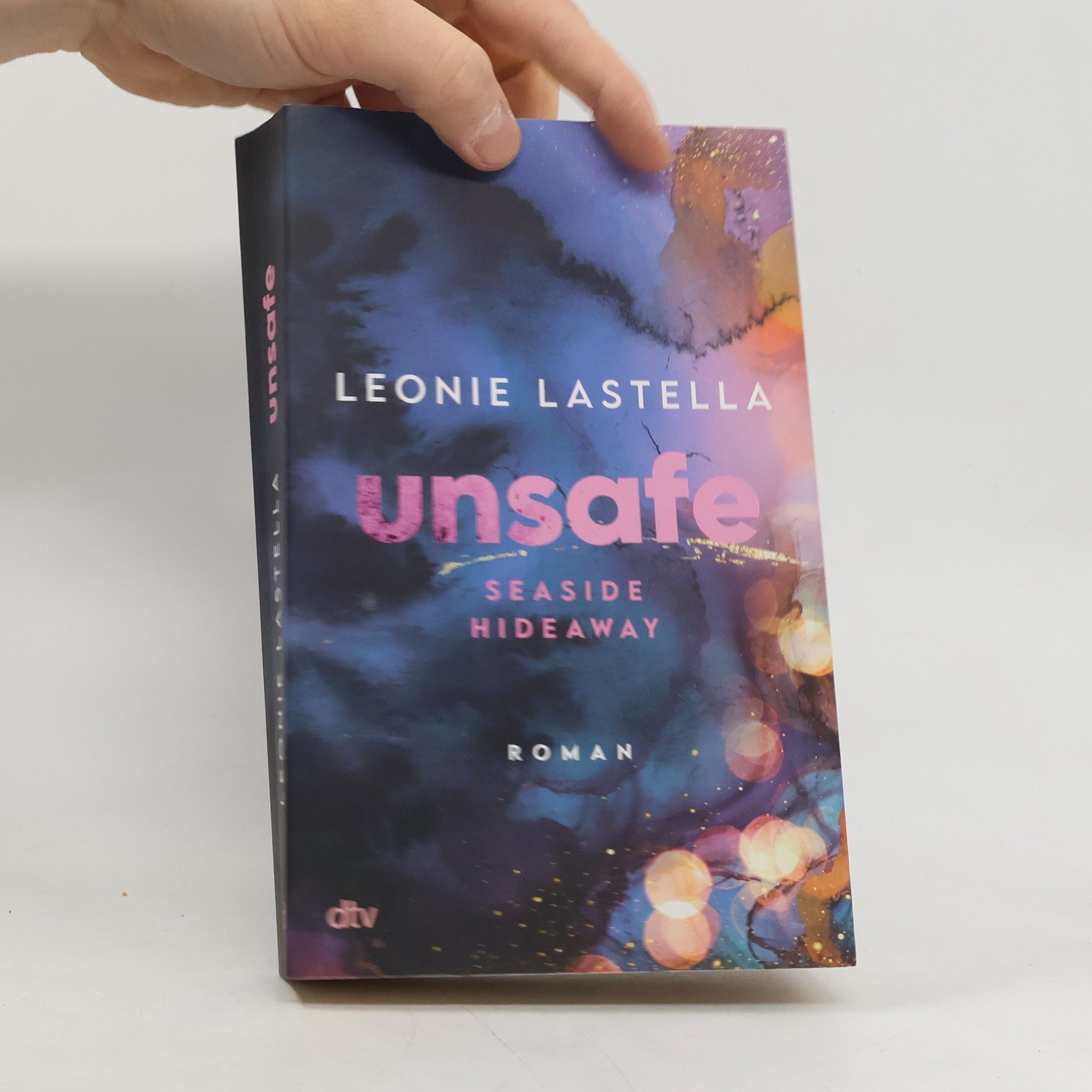 Leonie Lastella Seaside Hideaway – Unsafe