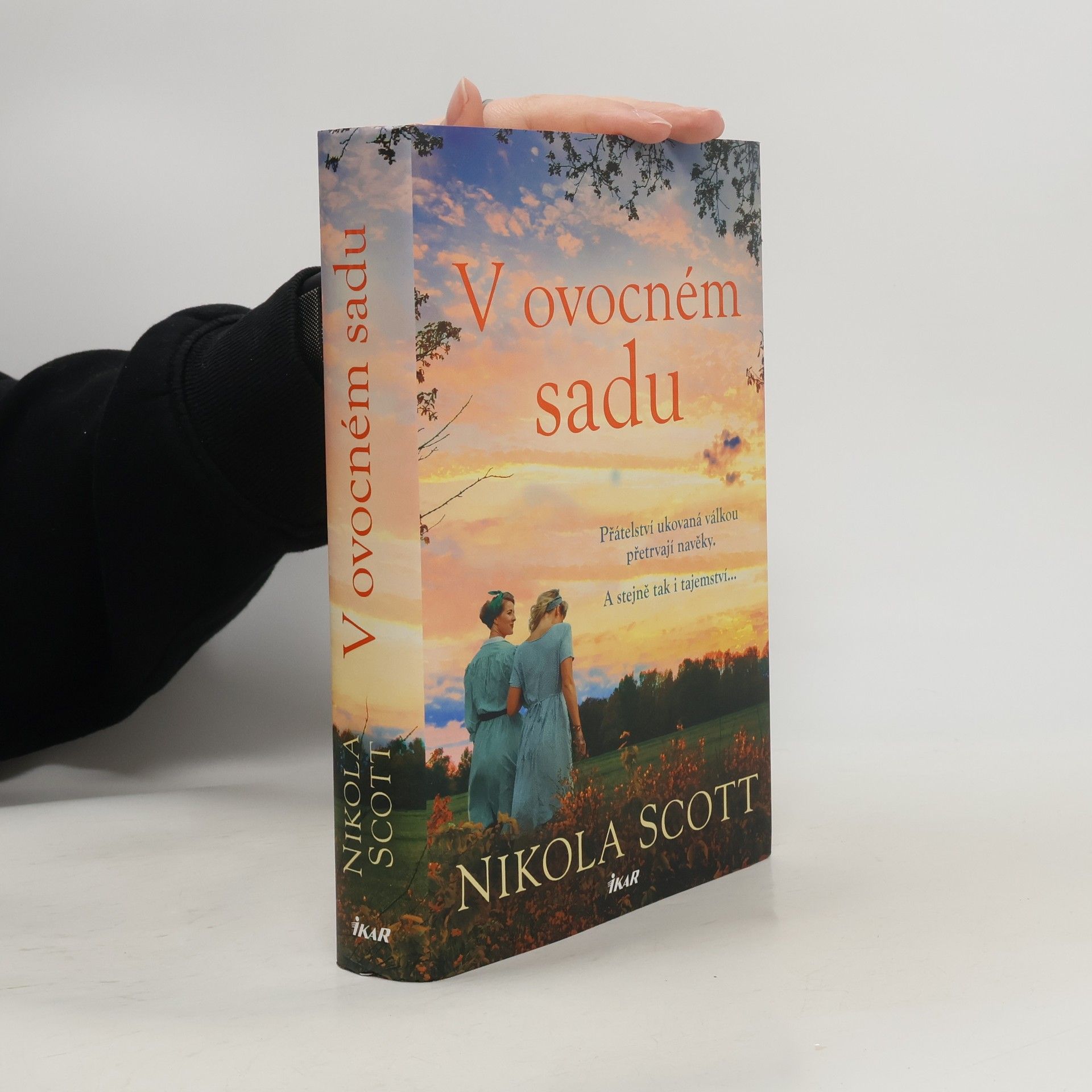 Nikola Scott V ovocném sadu