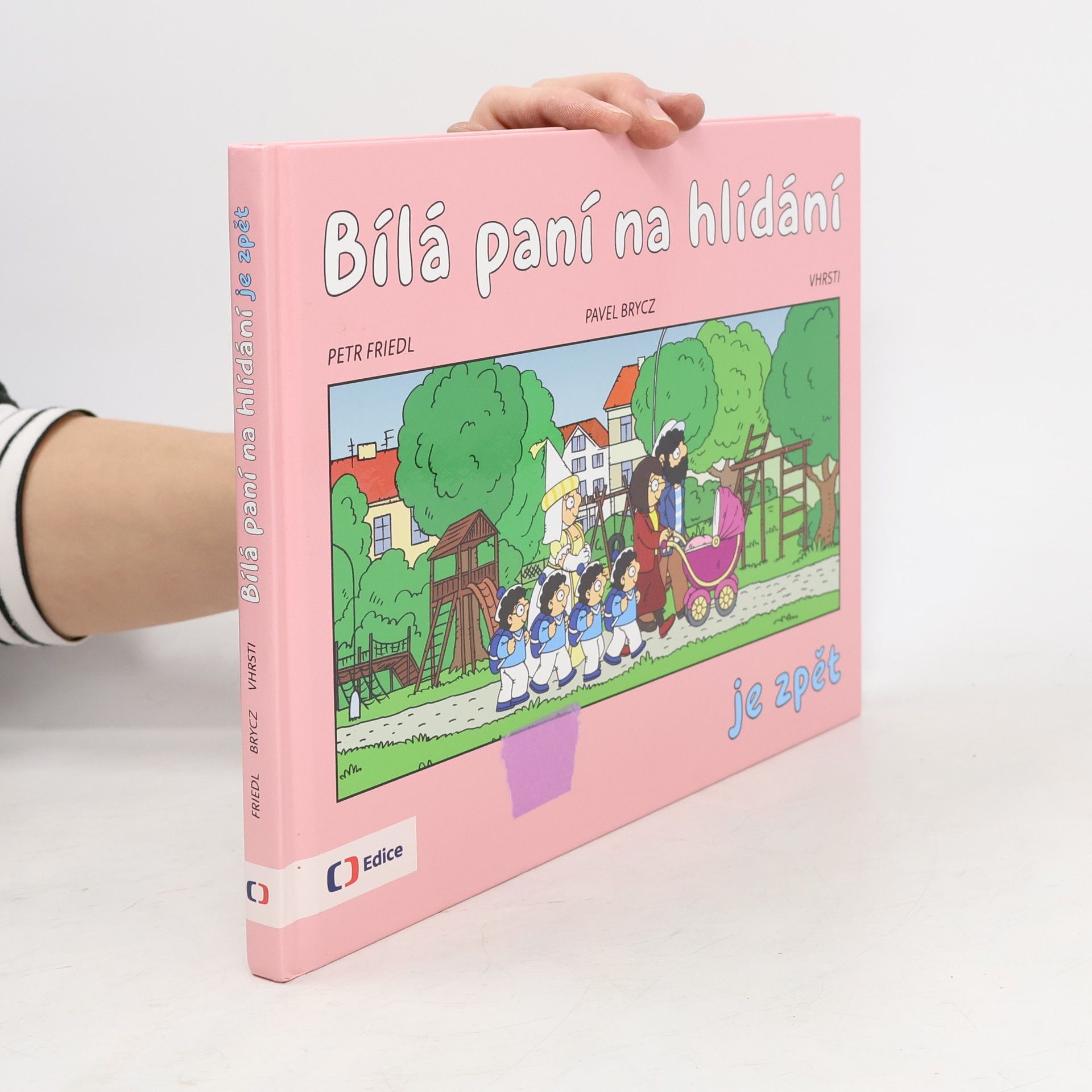 Bílá paní na hlídání je zpět