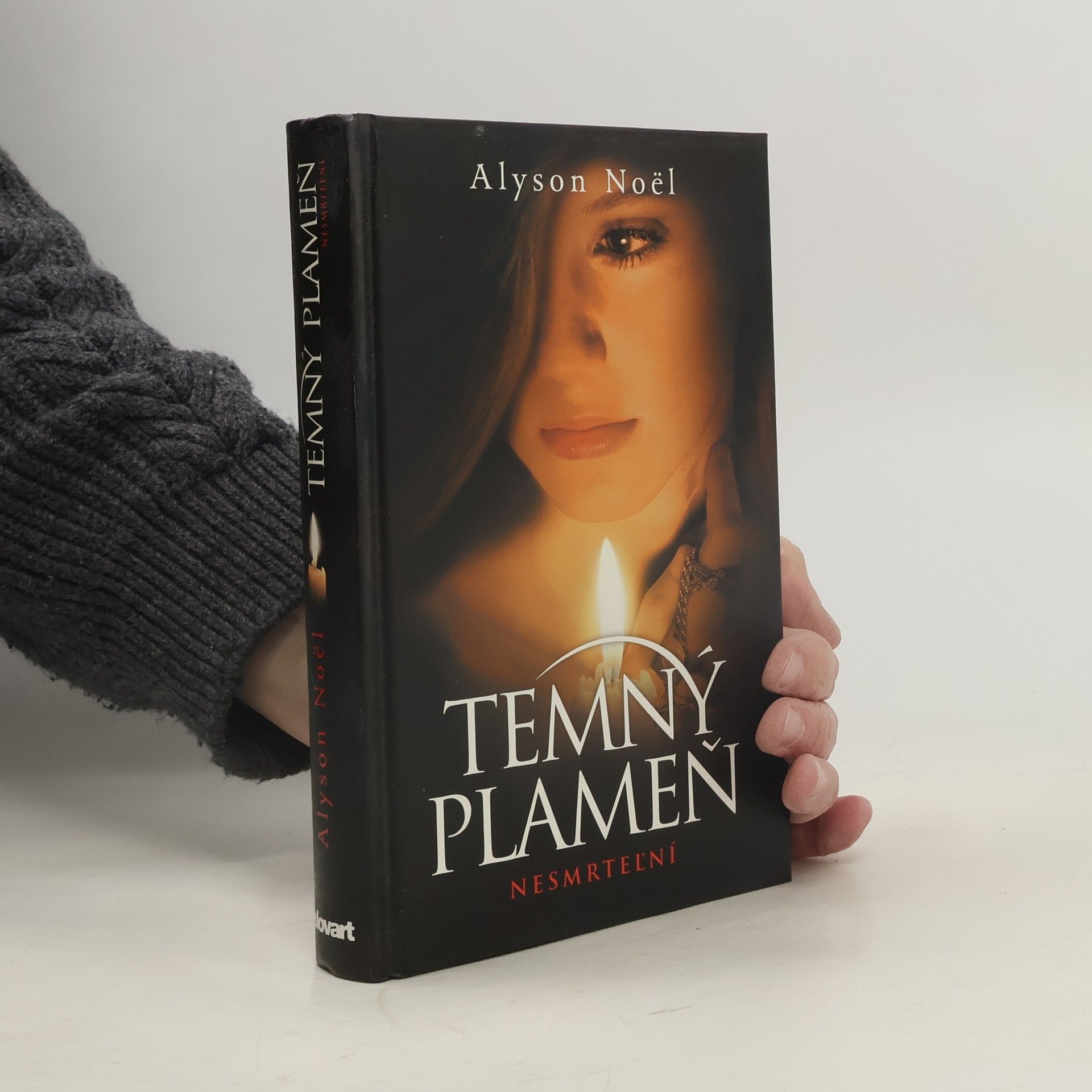 Alyson Noë͏l Temný plameň