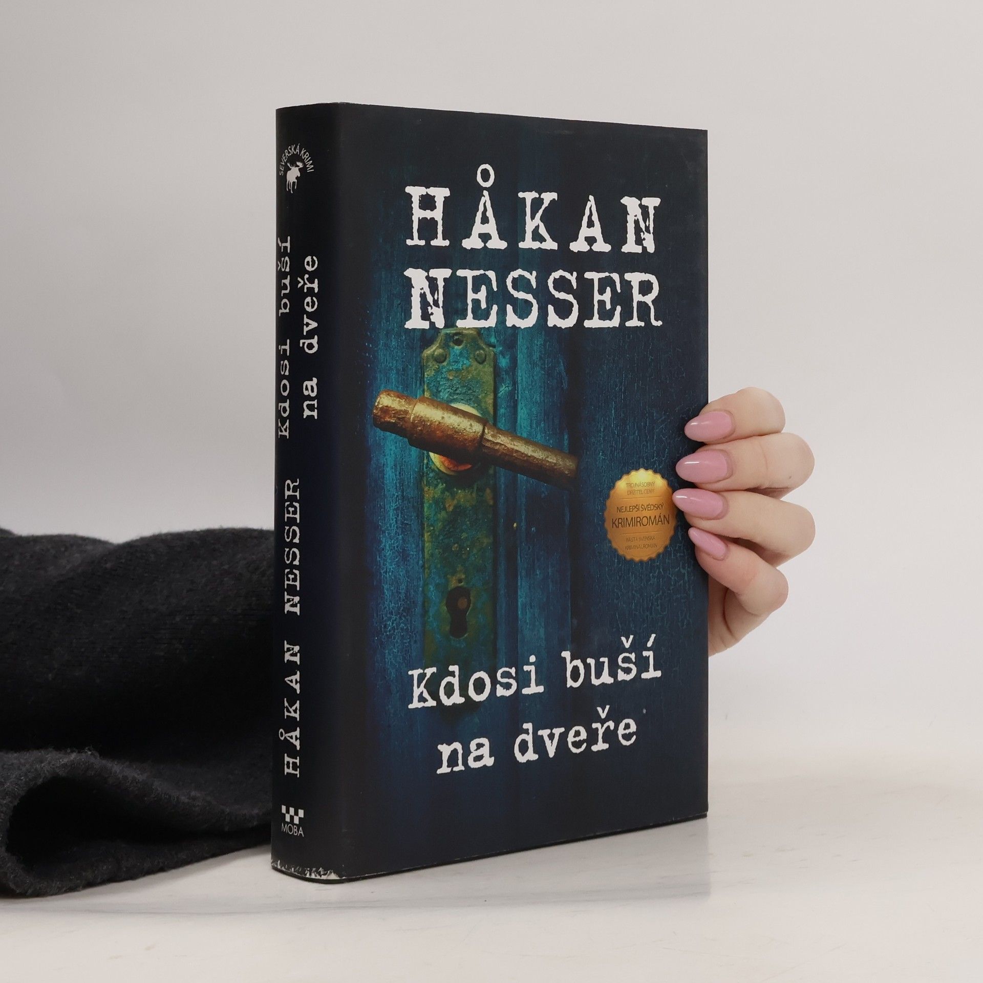 Kdosi buší na dveře