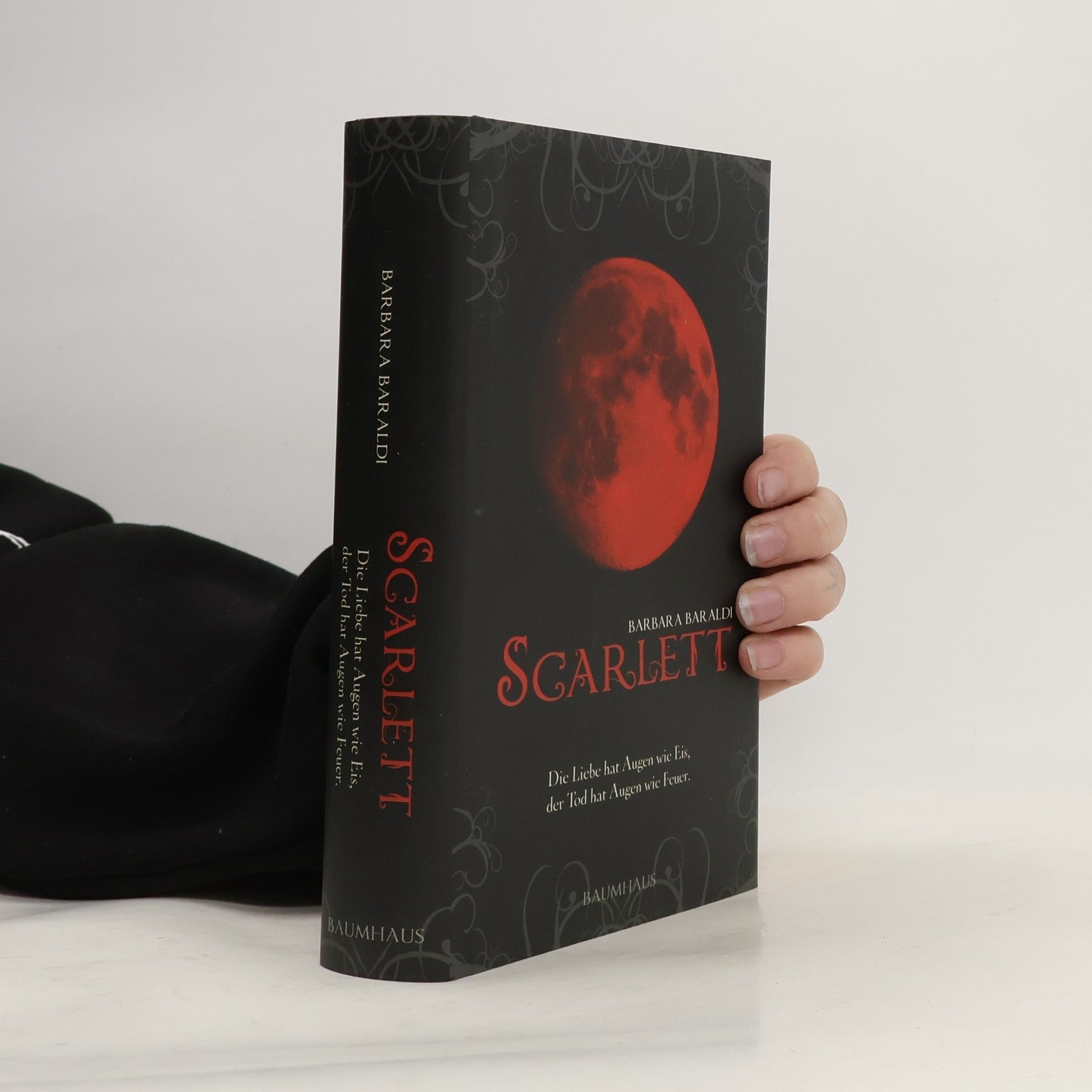 Scarlett. Die Liebe hat Augen wie Eis, der Tod hat Augen wie Feuer.