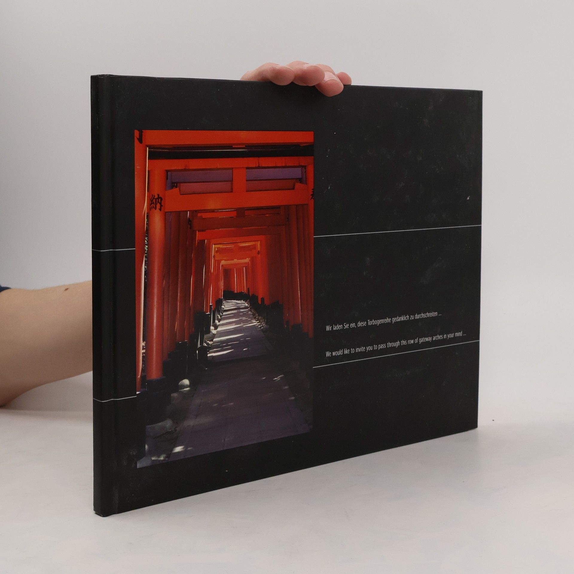 Wir laden Sie ein, diese Torbogenreihe gedanklich zu durchschreiten…