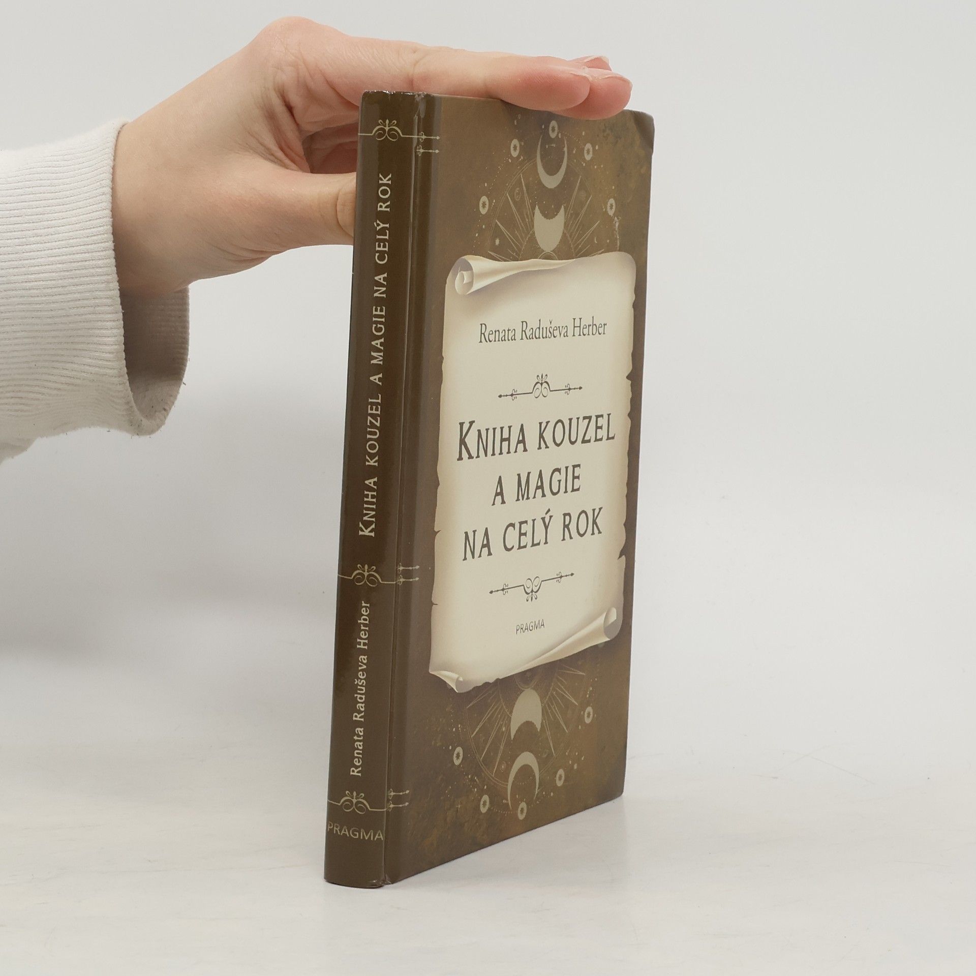 Kniha kouzel a magie na celý rok