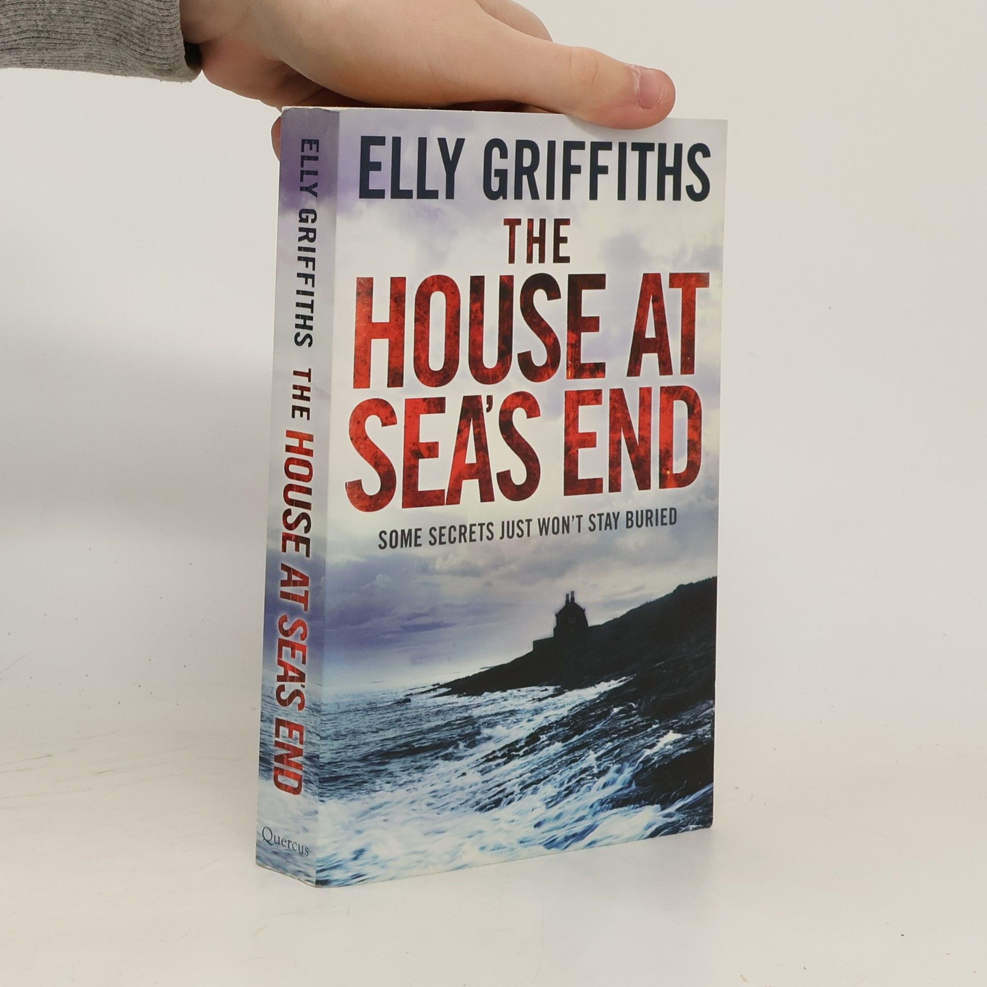 Elly Griffiths The House at Sea's End
