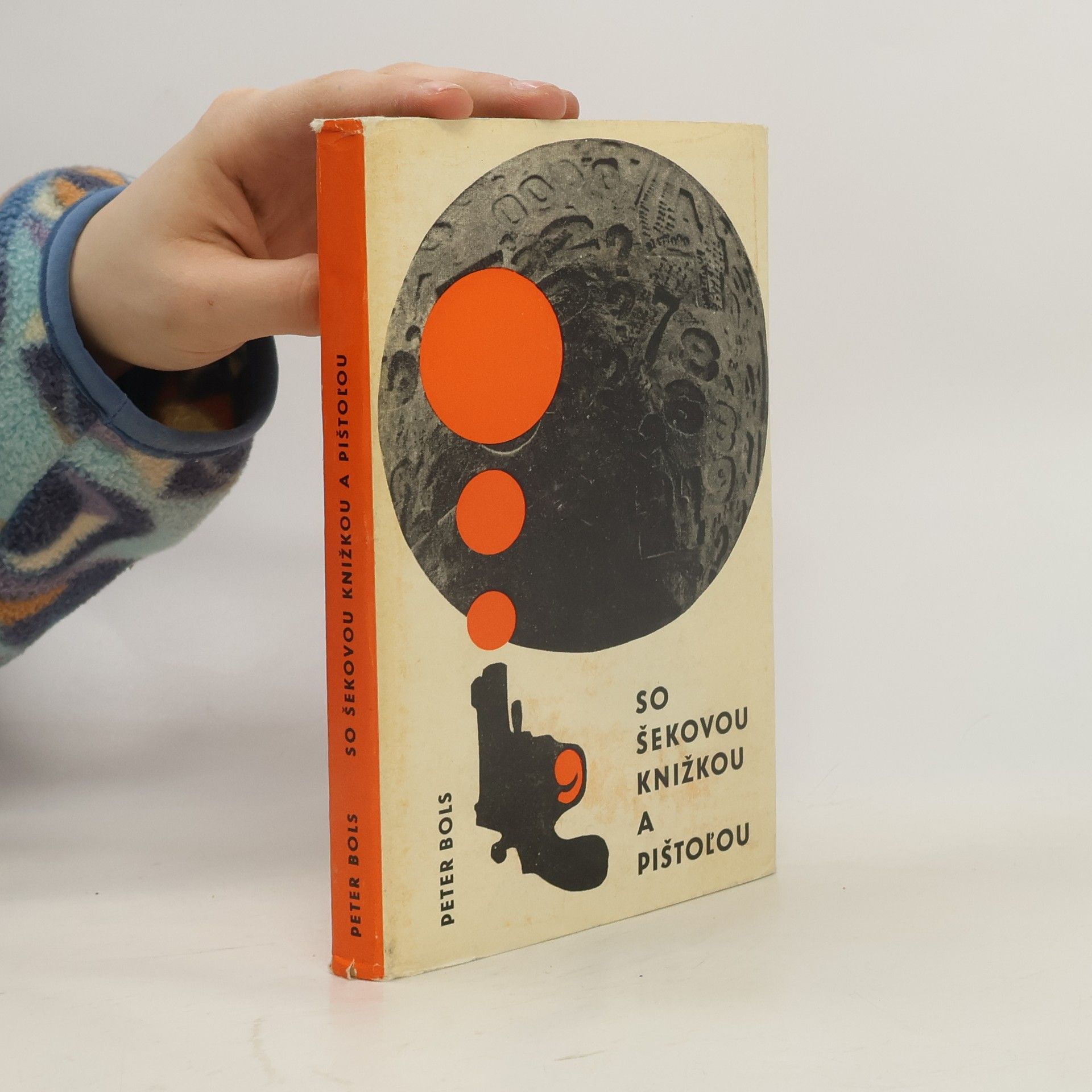 So šekovou knižkou a pištoľou