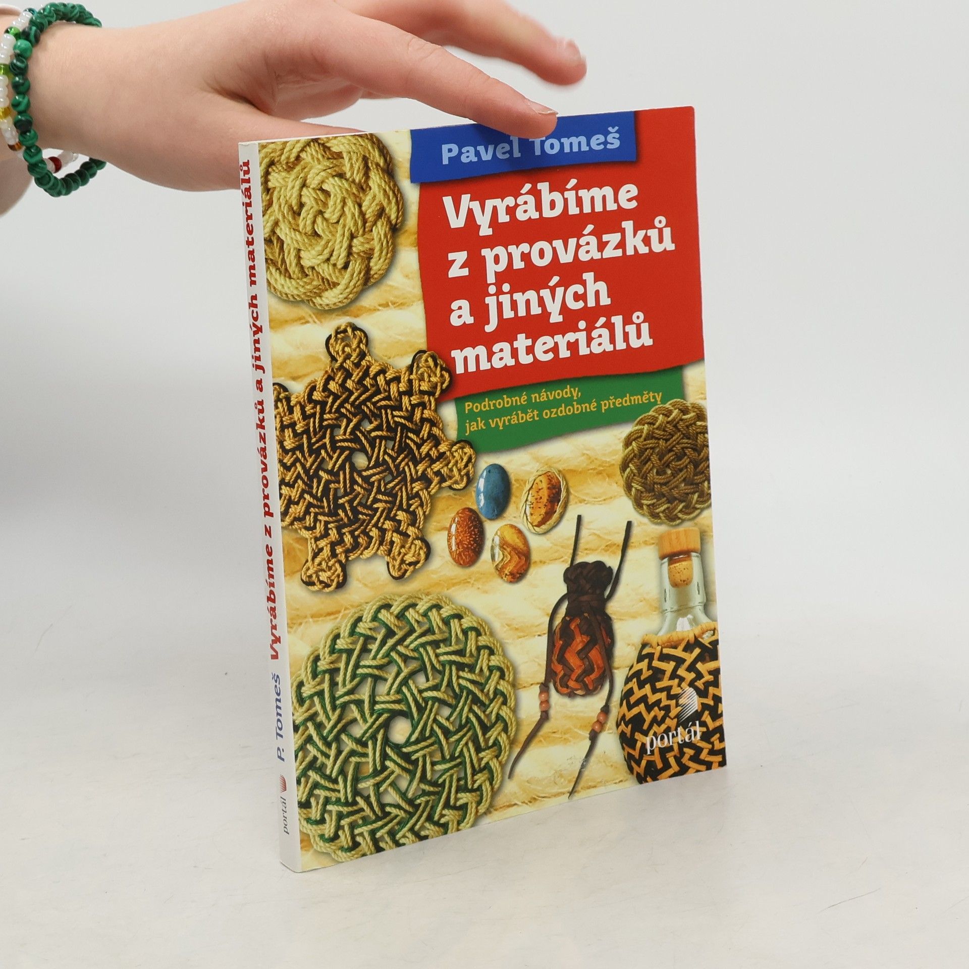 Vyrábíme z provázků a jiných materiálů : podrobné návody, jak vyrábět zajímavé ozdobné předměty
