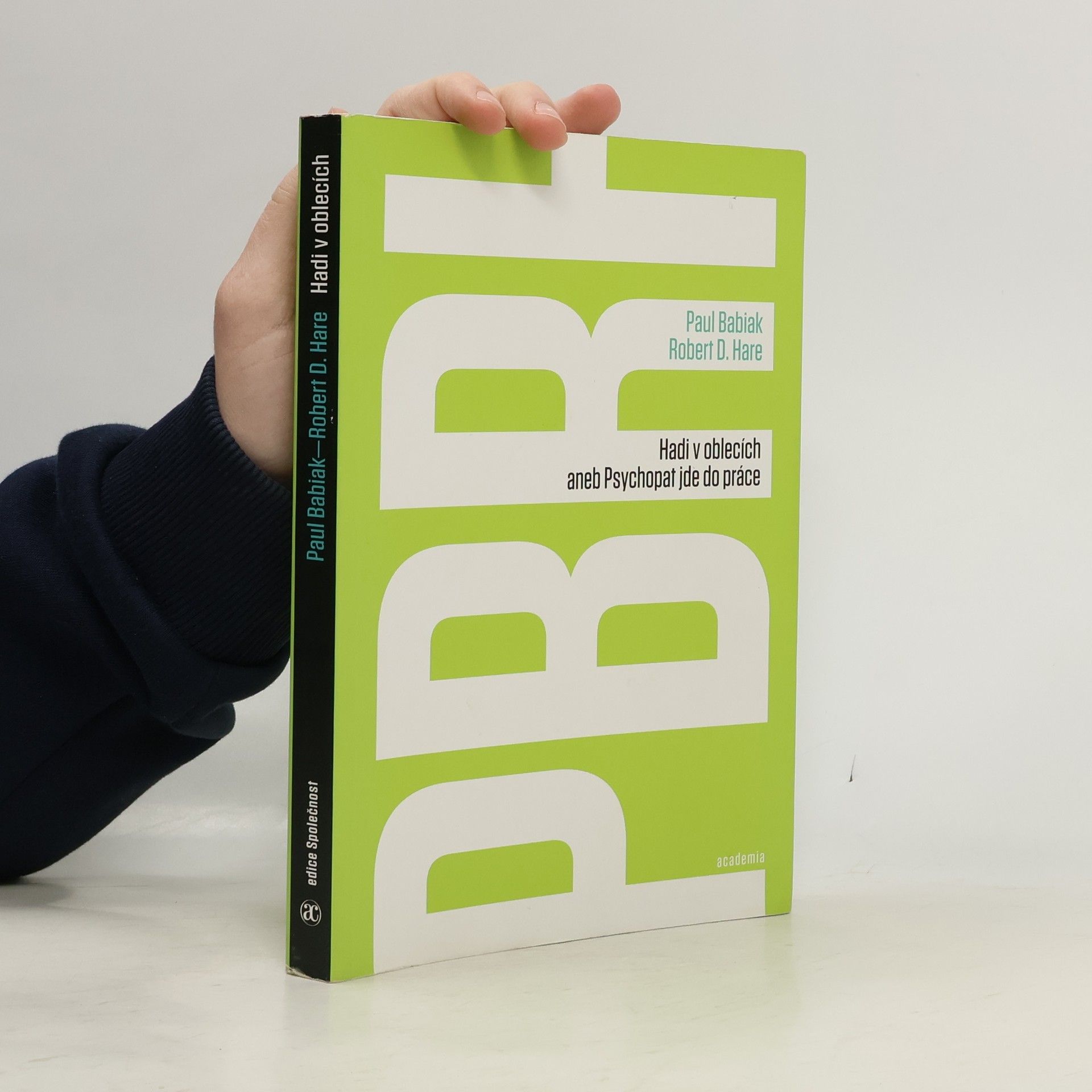 Hadi v oblecích aneb Psychopat jde do práce