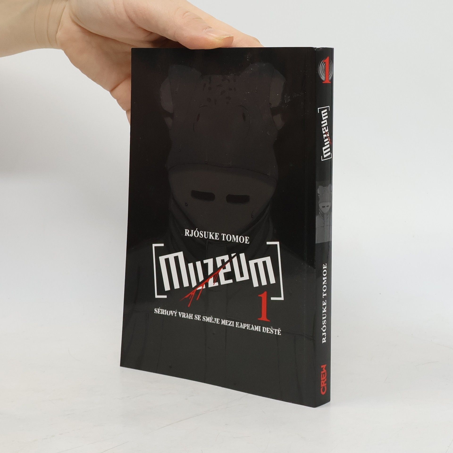 Muzeum. Sériový vrah se směje mezi kapkami deště