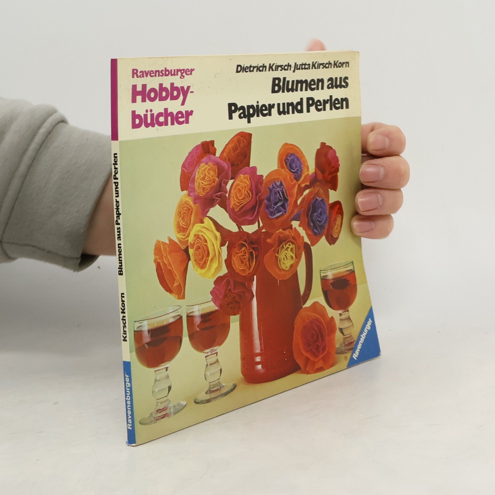 Blumen aus Papier und Perlen