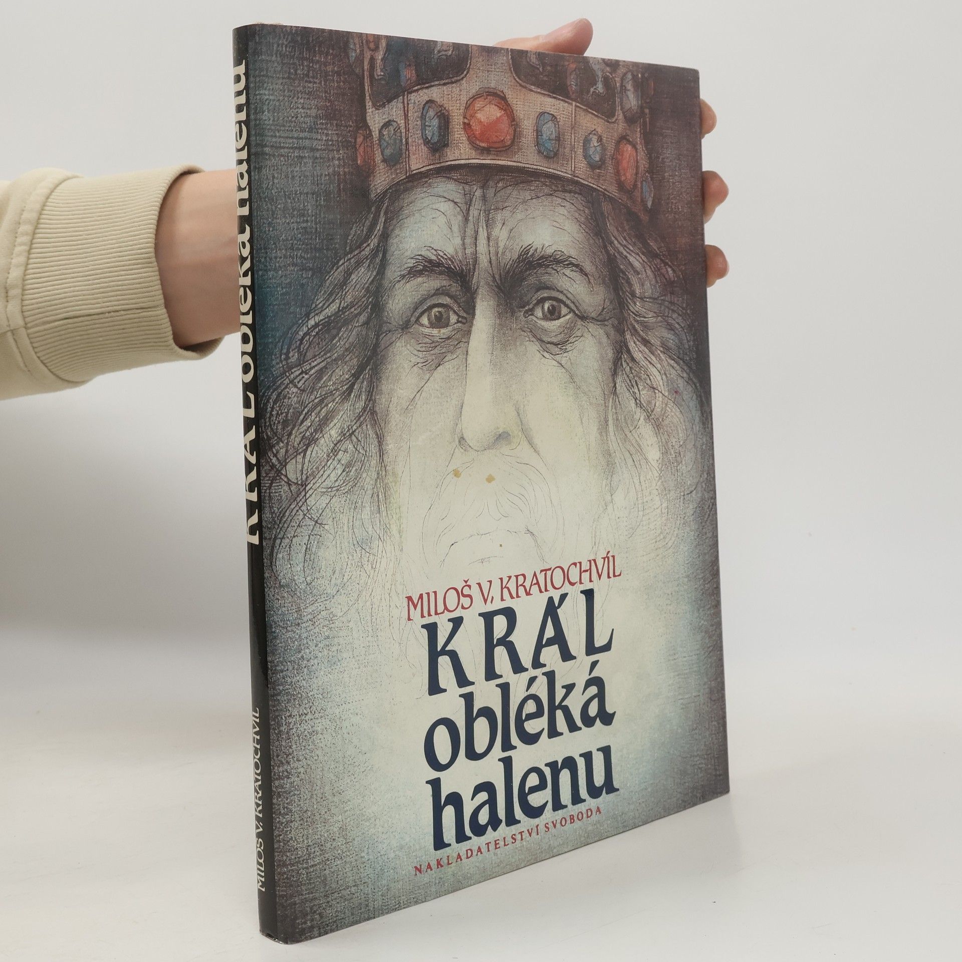 Král obléká halenu