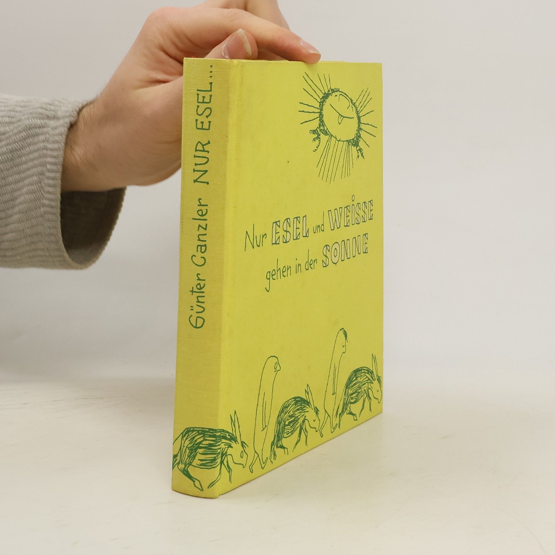 Nur Esel und Weisse gehen in der Sonne