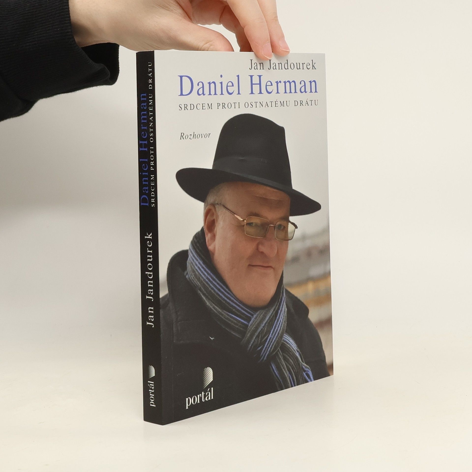 Daniel Herman: Srdcem proti ostnatému drátu