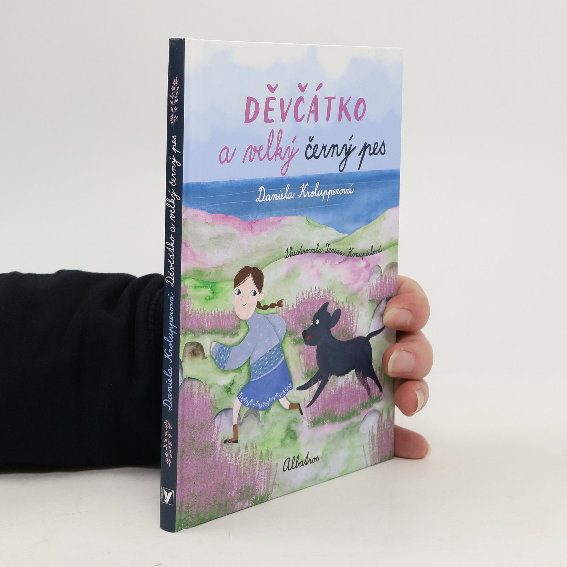 Děvčátko a velký černý pes