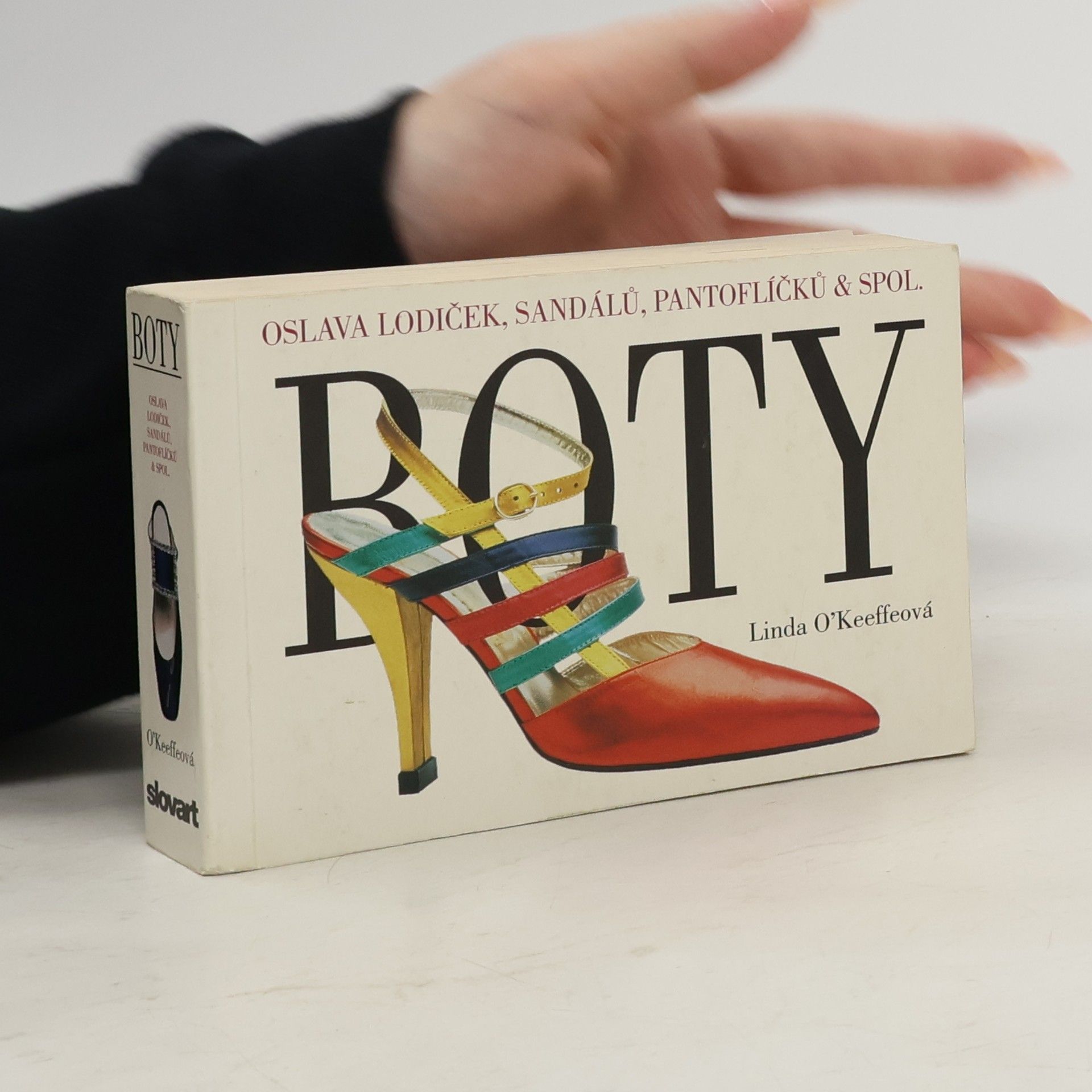 Boty. Oslava lodiček, sandálů, pantoflíčků & spol.