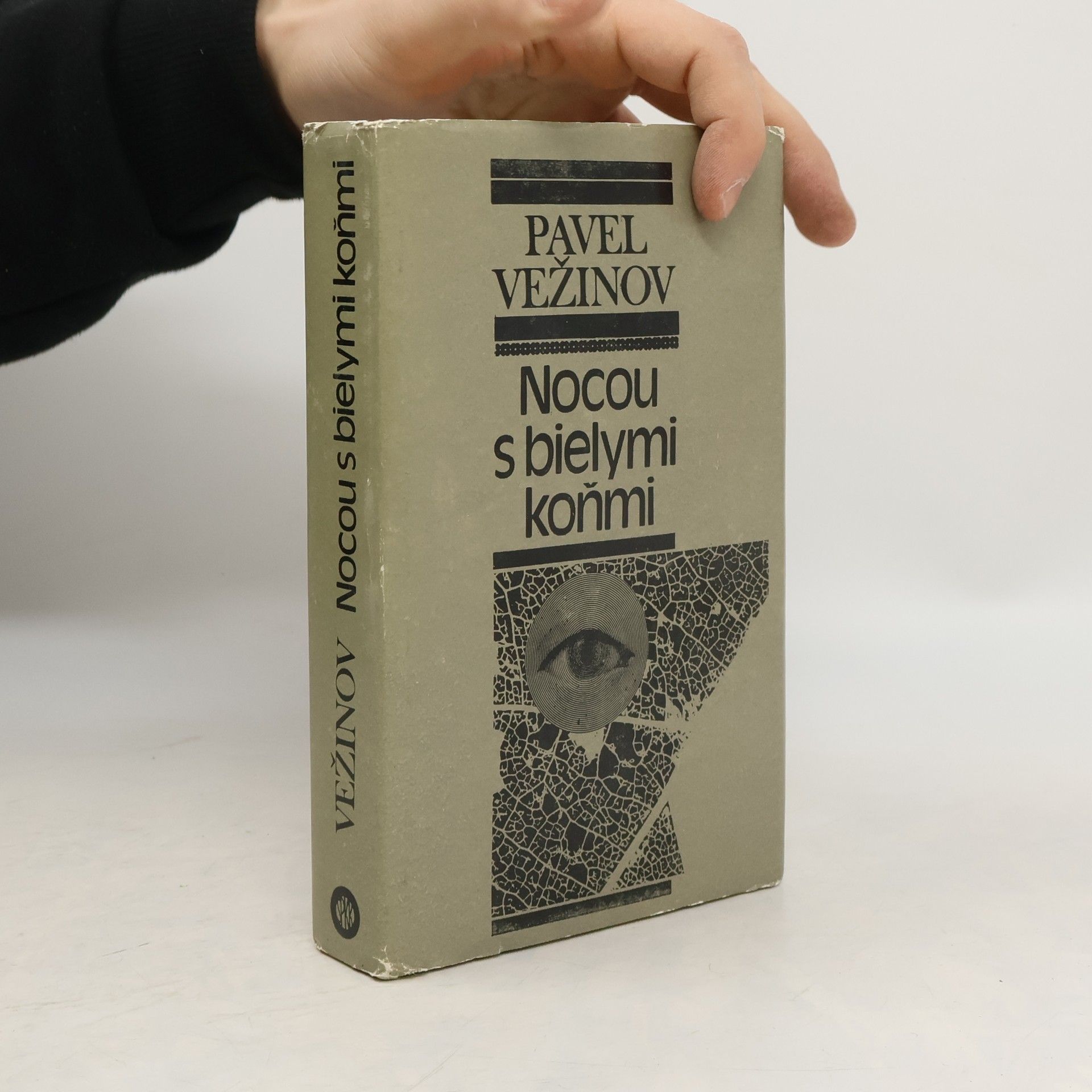 Nocou s bielymi koňmi