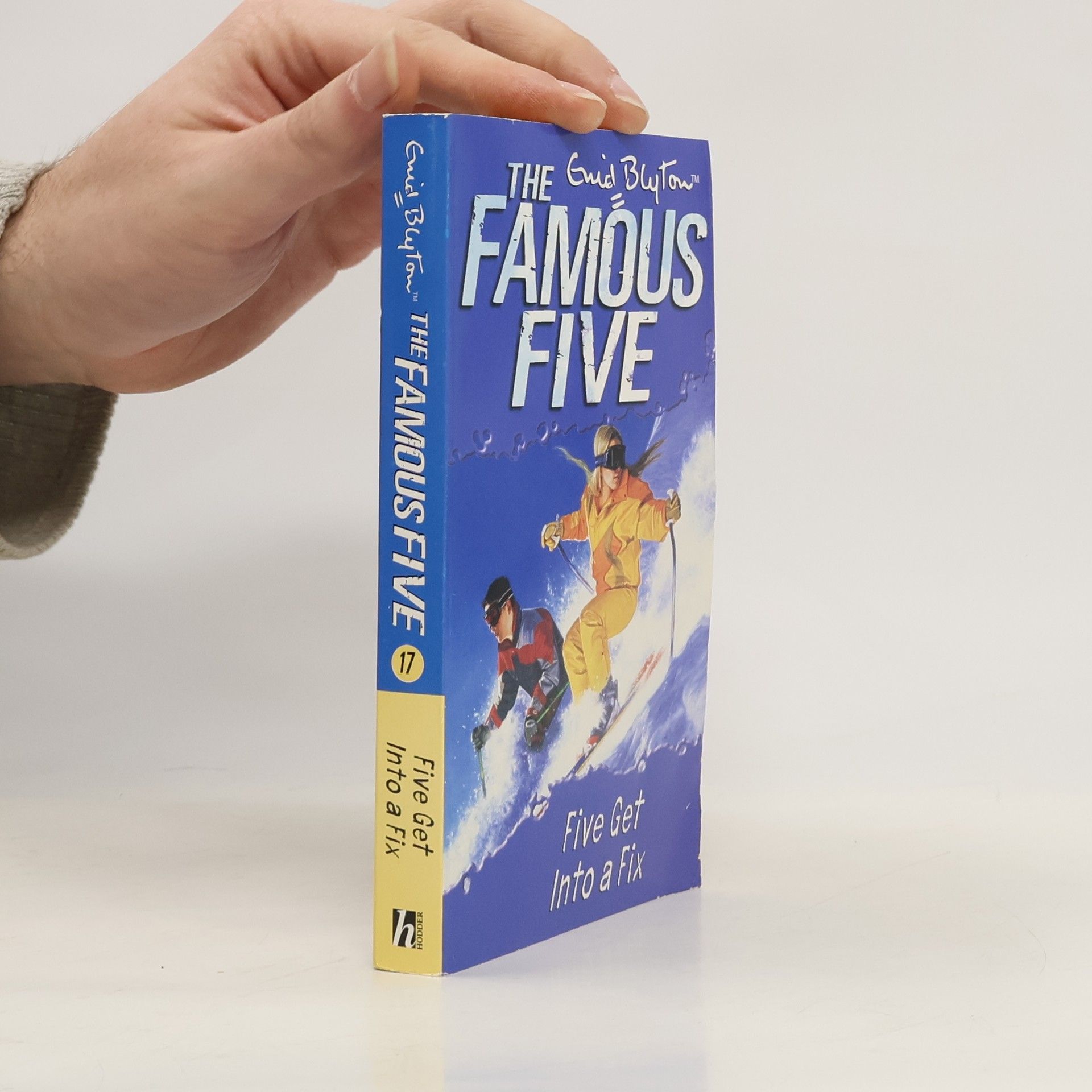 Enid Blyton The Famous Five - 17: Five Get into a Fix