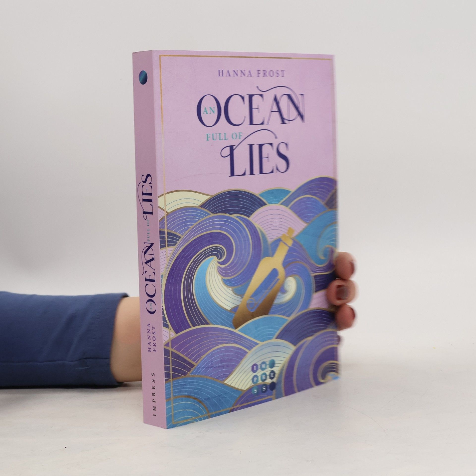 An Ocean Full of Lies (Shattered Magic 2)