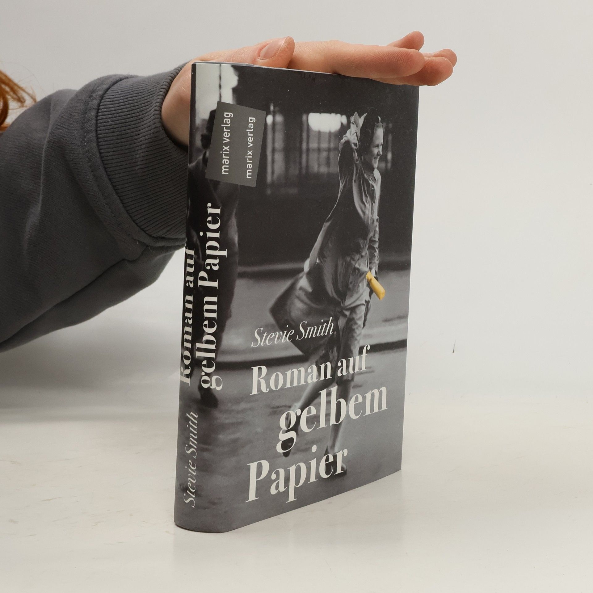 Stevie Smith Roman auf gelbem Papier