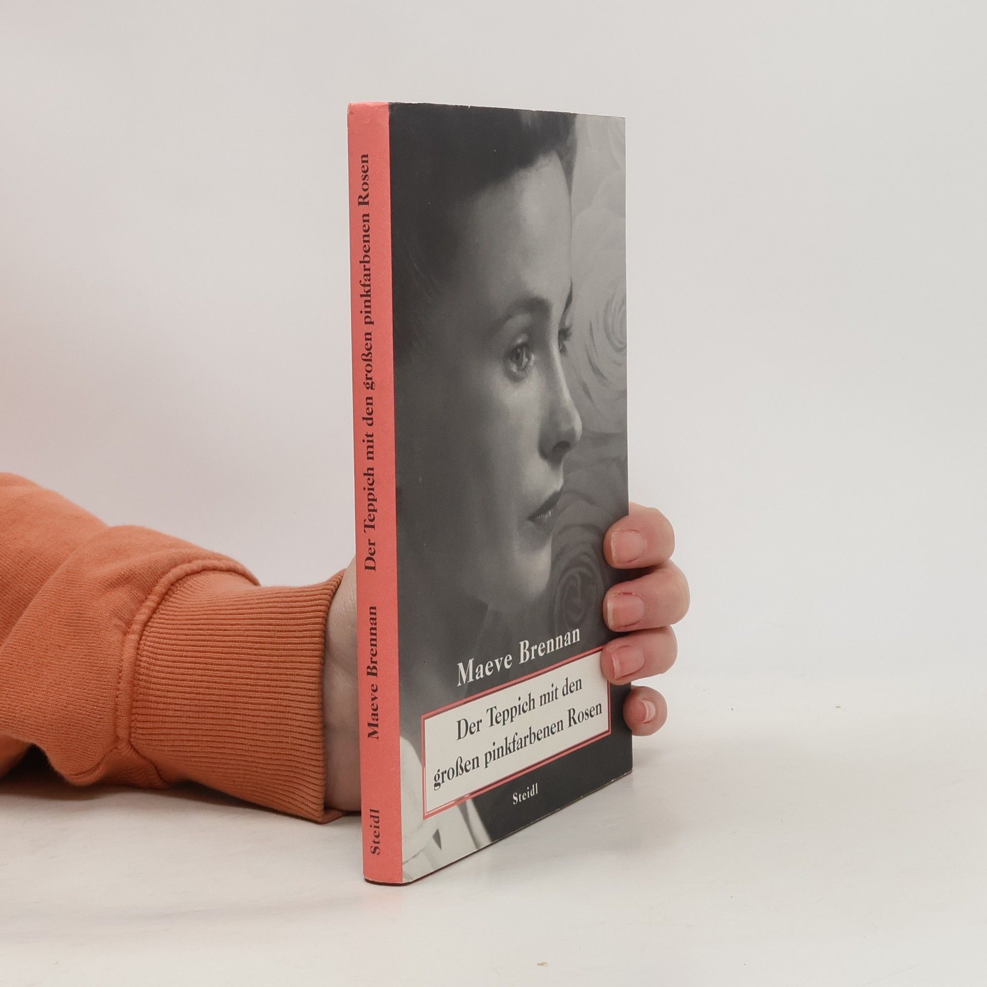 Der Teppich mit den großen pinkfarbenen Rosen