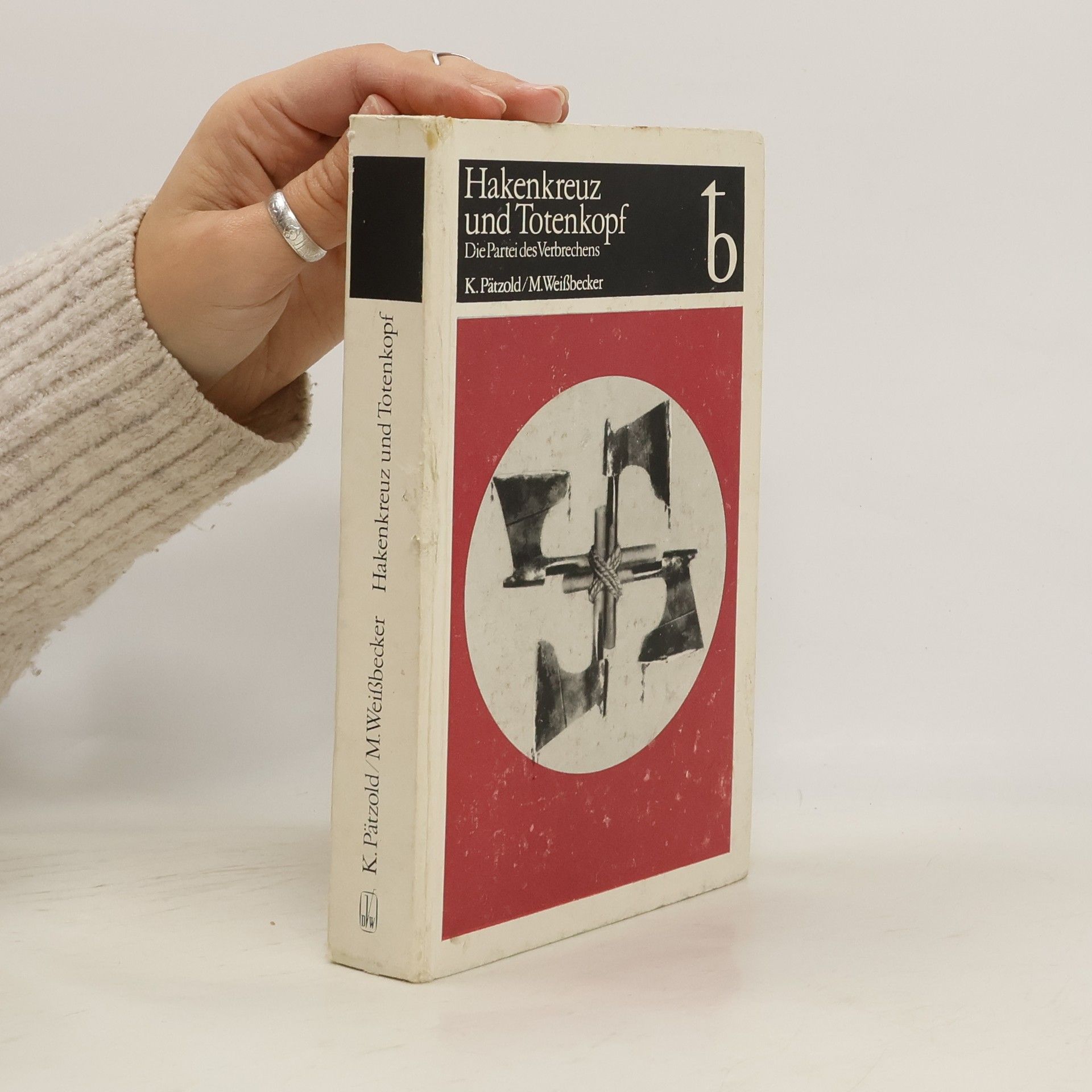 Hakenkreuz und Totenkopf