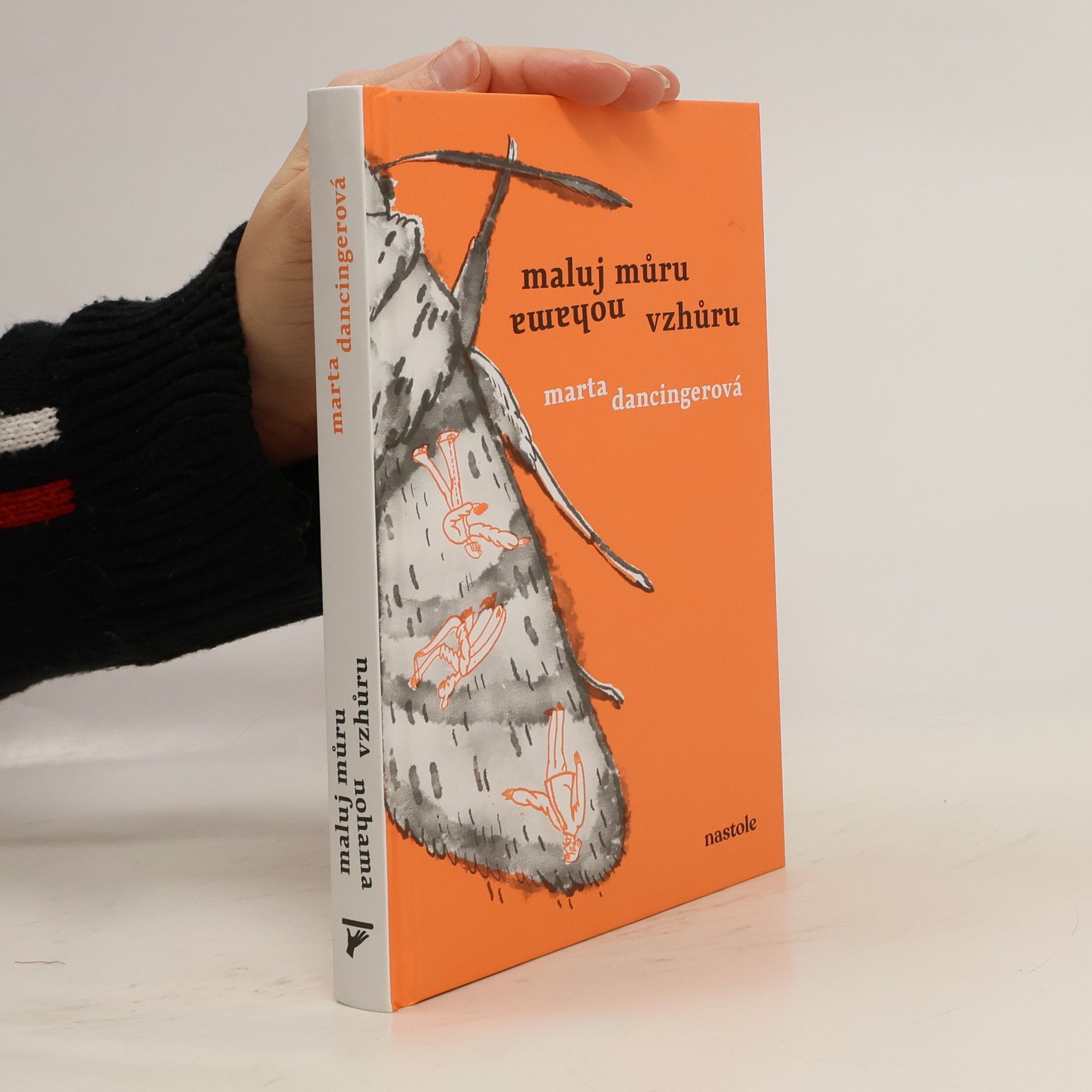 Maluj můru nohama vzhůru