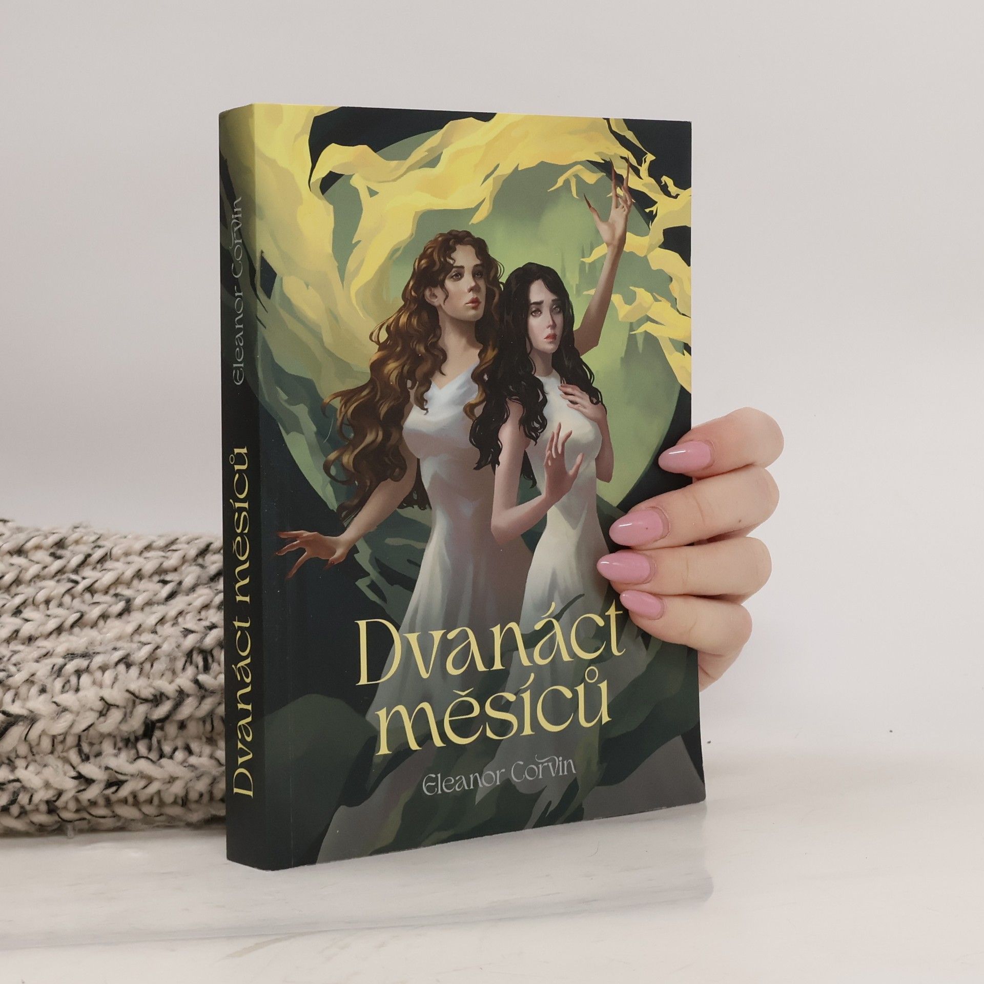 Eleanor Corvin Dvanáct měsíců