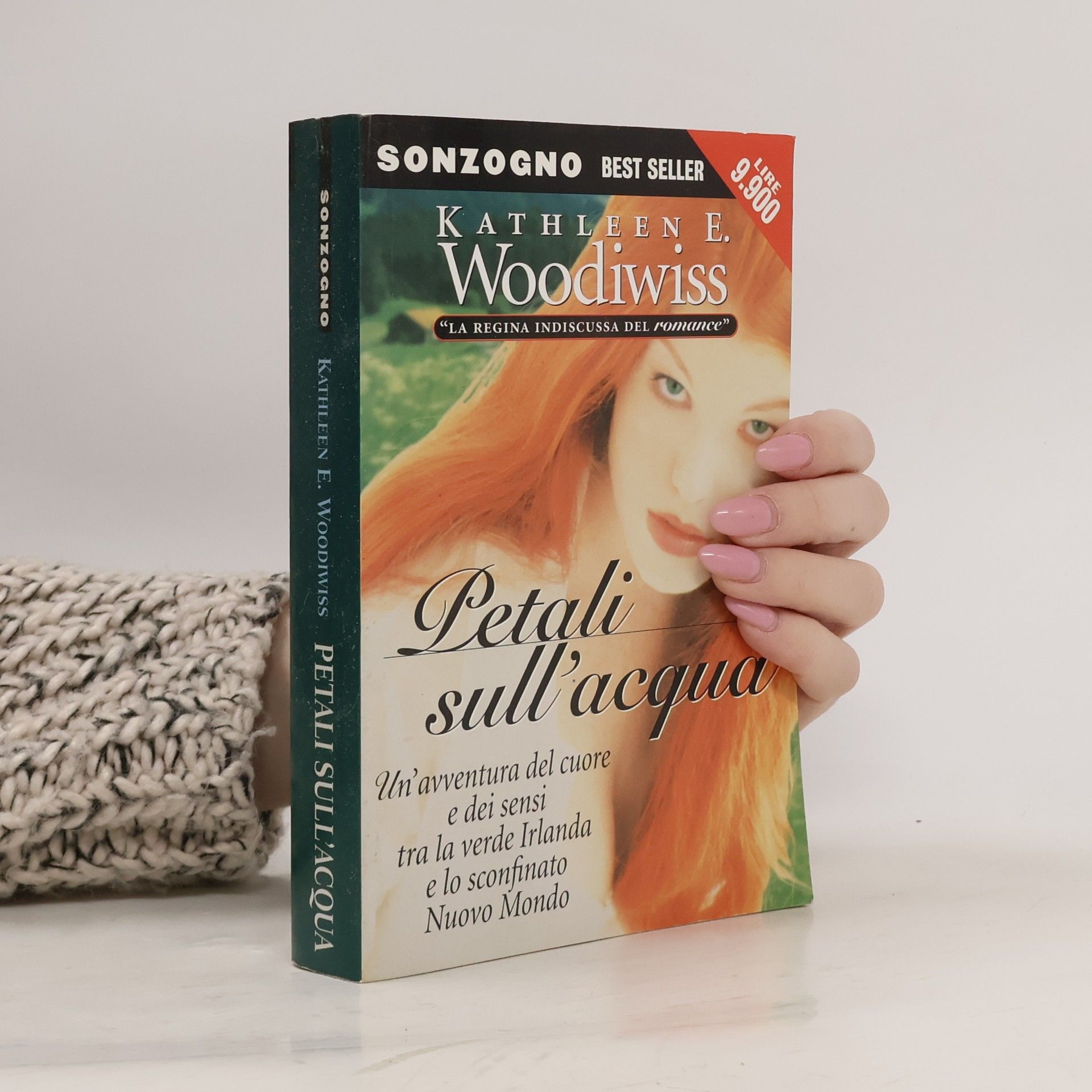 Kathleen E. Woodiwiss Petali sull'acqua