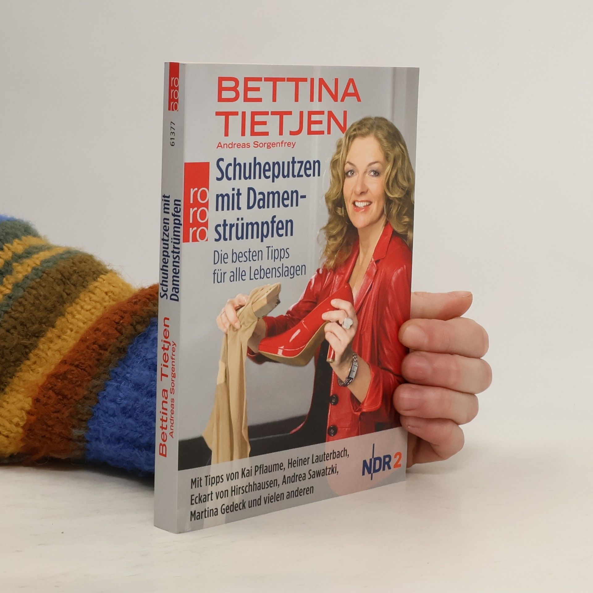 Schuheputzen mit Damenstrümpfen