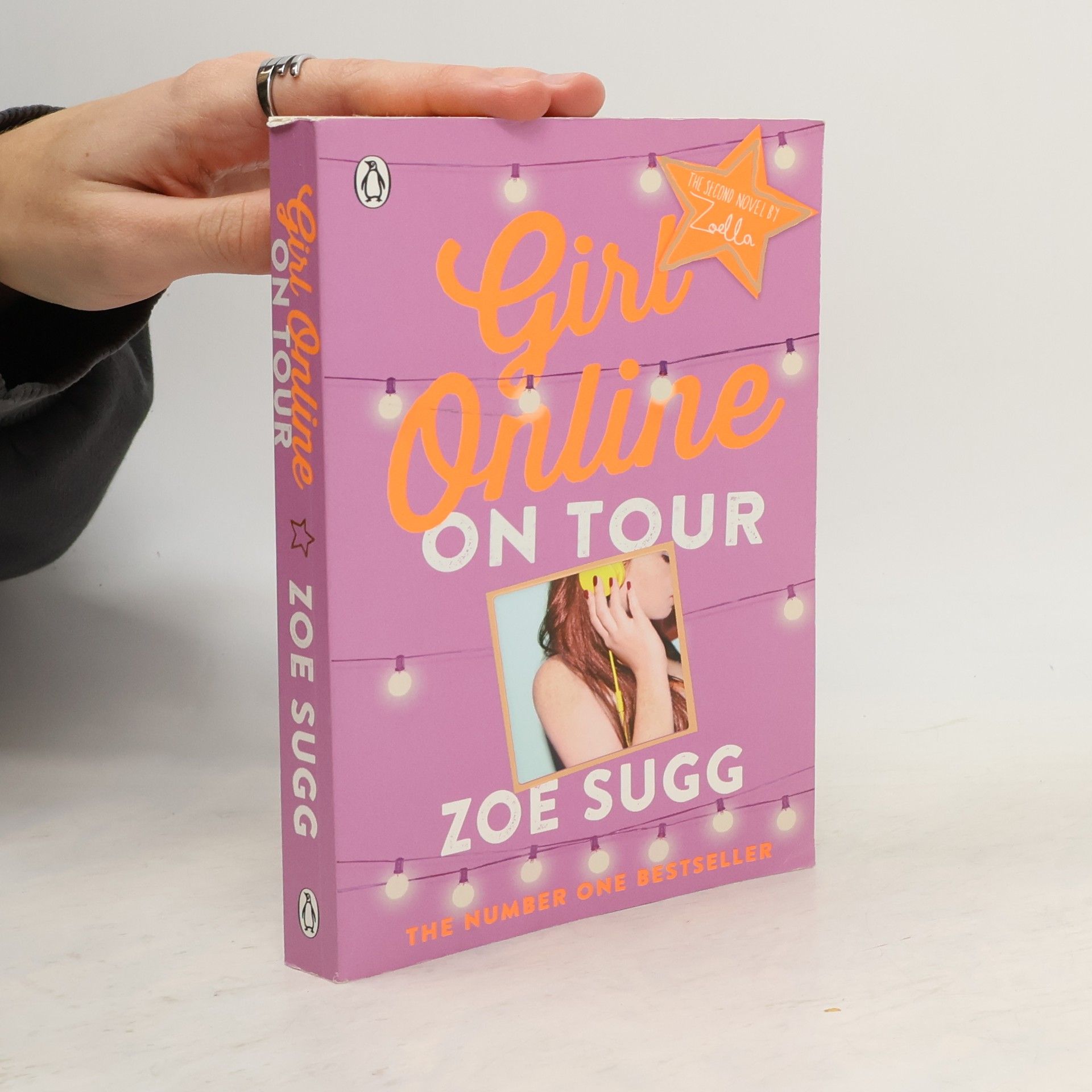 Girl online. On Tour